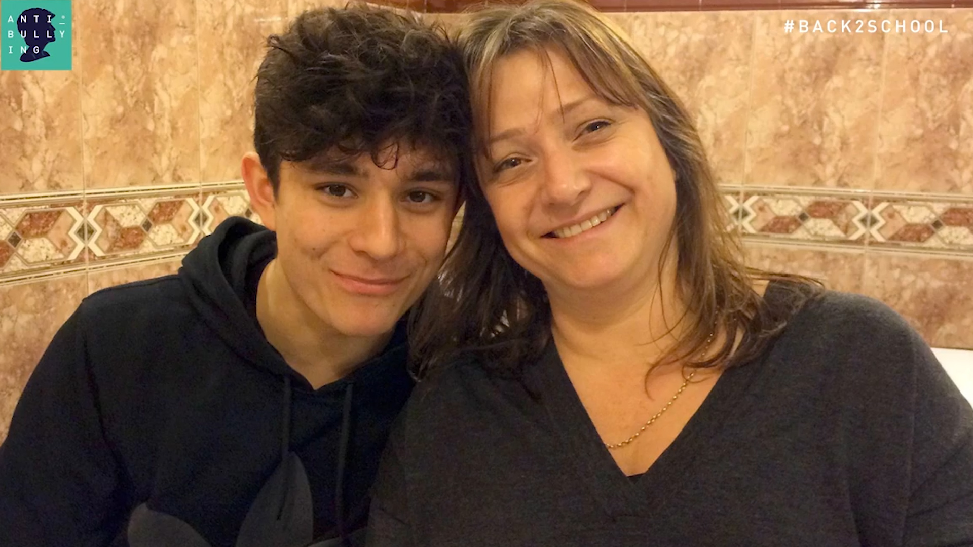 Lucy Alexander junto a su hijo Felix