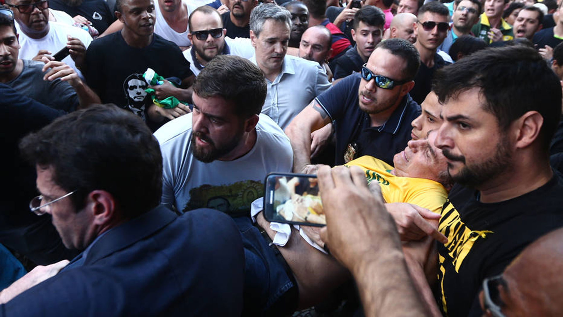El general retirado Jair Bolsonaro fue apuñalado durante un acto de campaña en Minas Gerais el 6 de septiembre por un sujeto que fue detenido rápidamente por la multitud que lo rodeaba