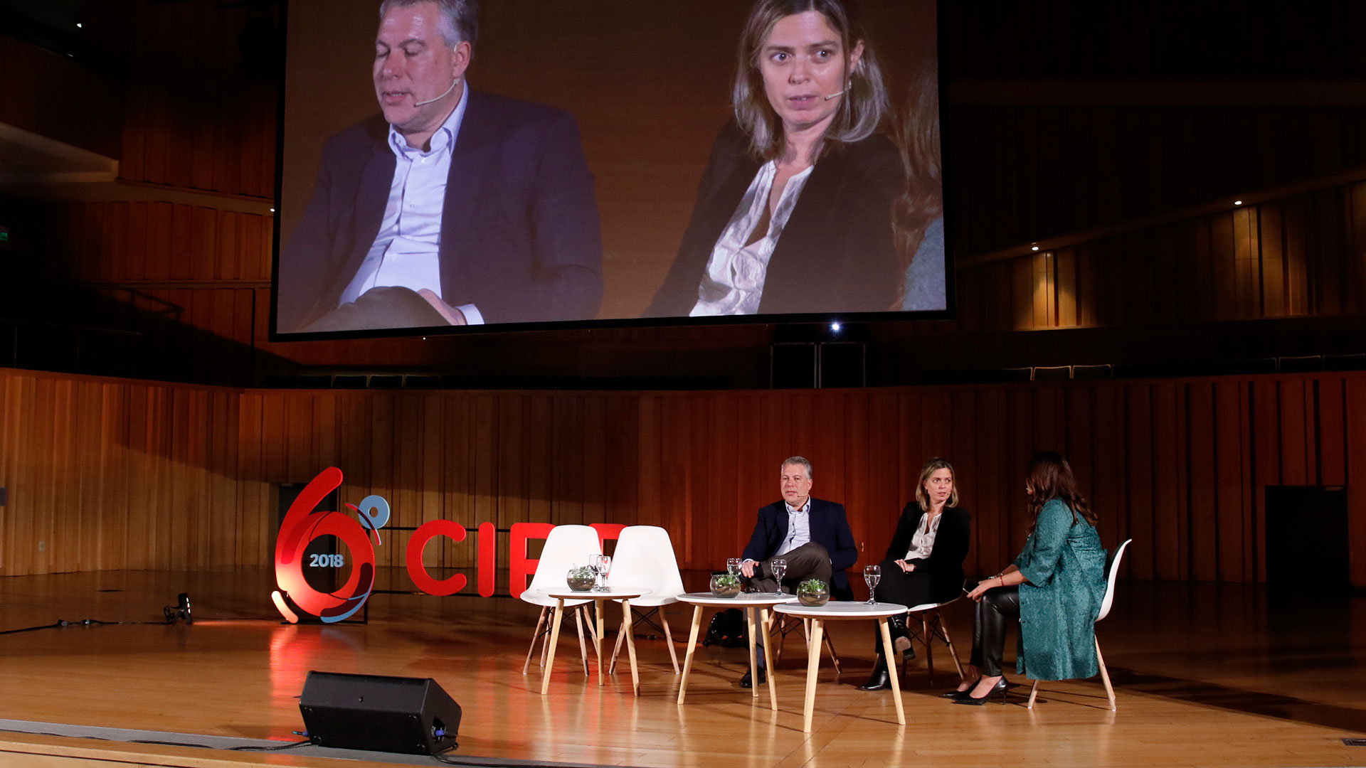 Sergio Kaufman (Presidente de Accenture), Rosario Altget (CEO de Latam) y la moderadora Verónica Cheja (Founder de Urban PR)