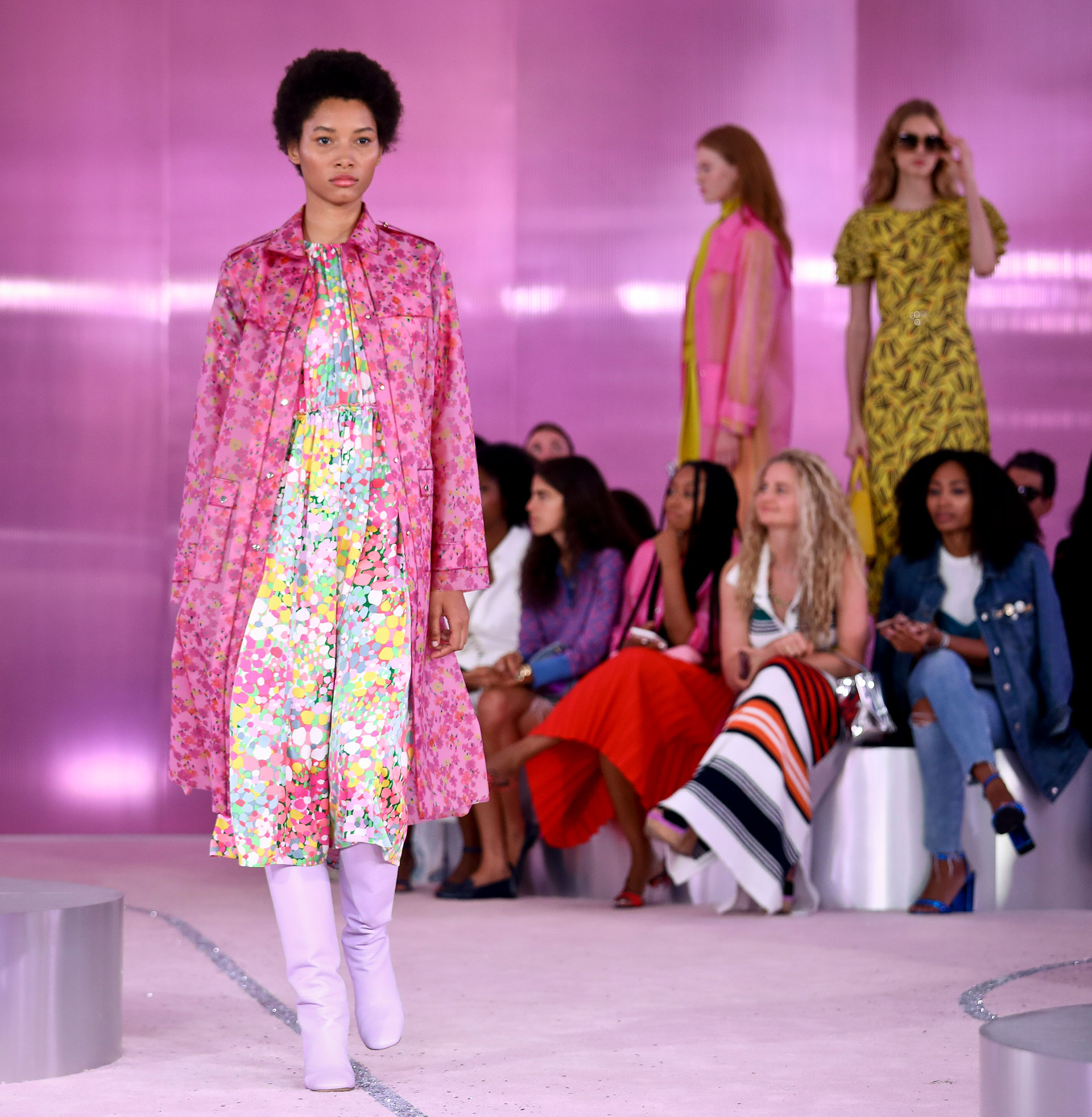 Explosión de colores estridentes, pasteles y estampados florales no faltaron en la colección homenaje a Kate Spade. En pasarela un trench en rosa, fucsia y rojo, vestido multicolor y bucaneras en lila.