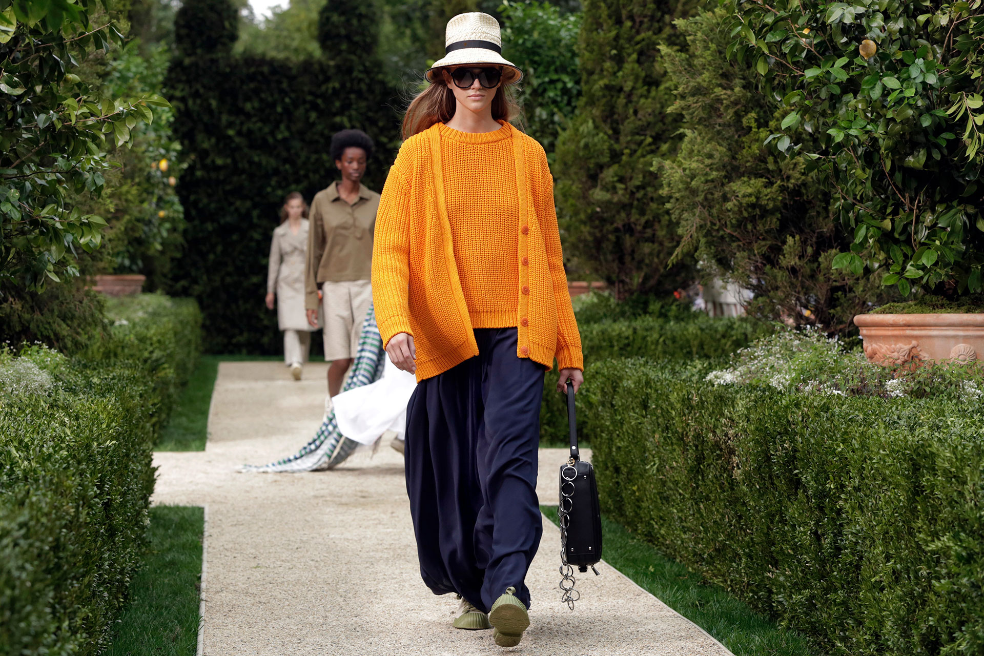 No solo los diseños de verano se vieron, sino también los tejidos, una pieza clave atemporal. Naranja y azul, una combinación explosiva. Gorros, anteojos de sol y cartera en mano, un look que no debe faltar en el guardarropa.