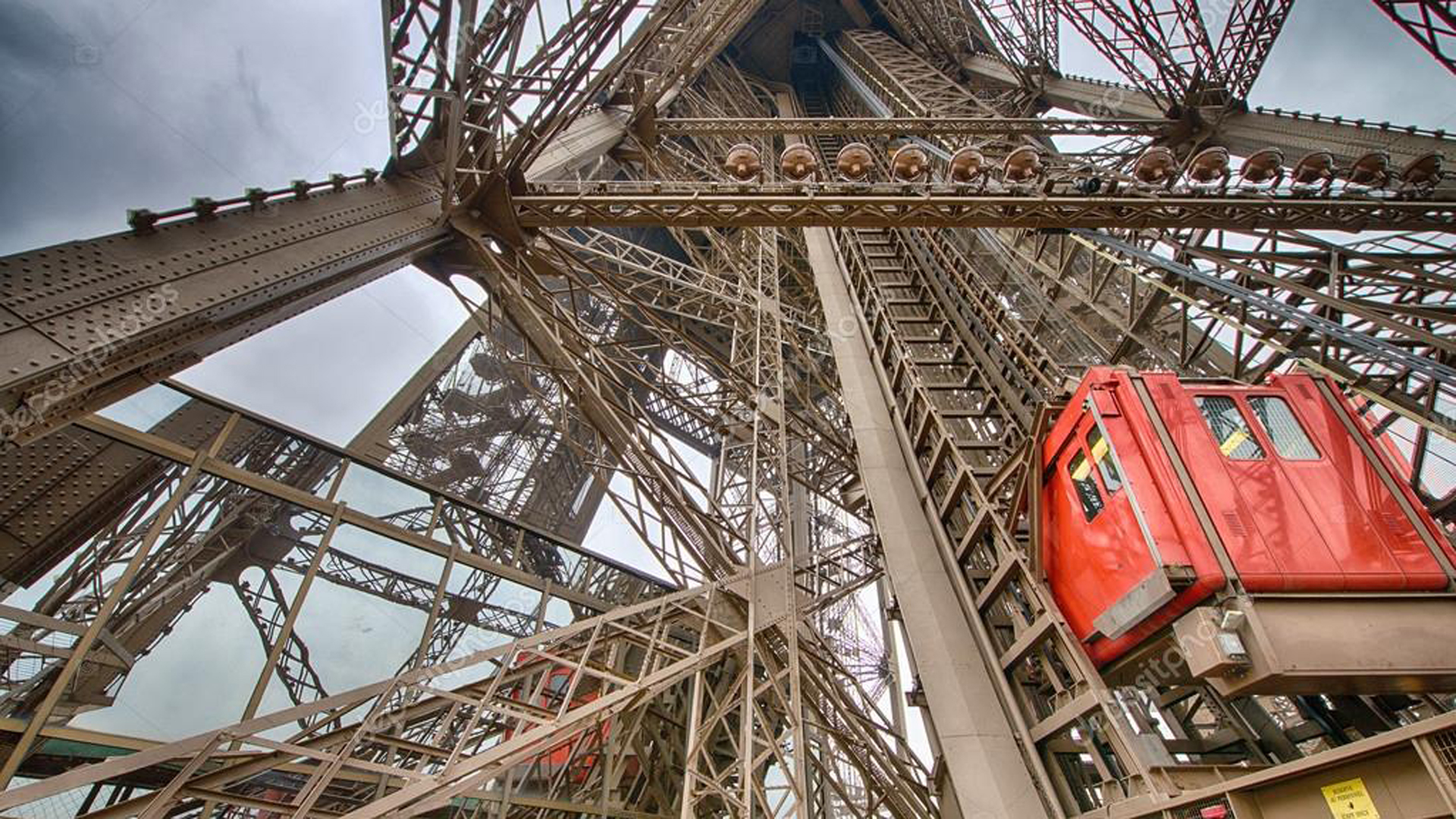 El científico ruso Konstantin Tsiolkovsky se deslumbró por la construcción de la Torre Eiffel y en 1895 tuvo la idea de los ascensores espaciales