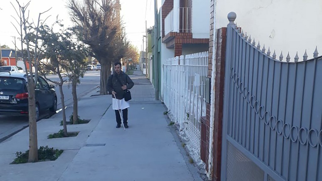 Lucas alquila un departamento en el centro de la ciudad, es un apasionado por la lectura y por la meditación
