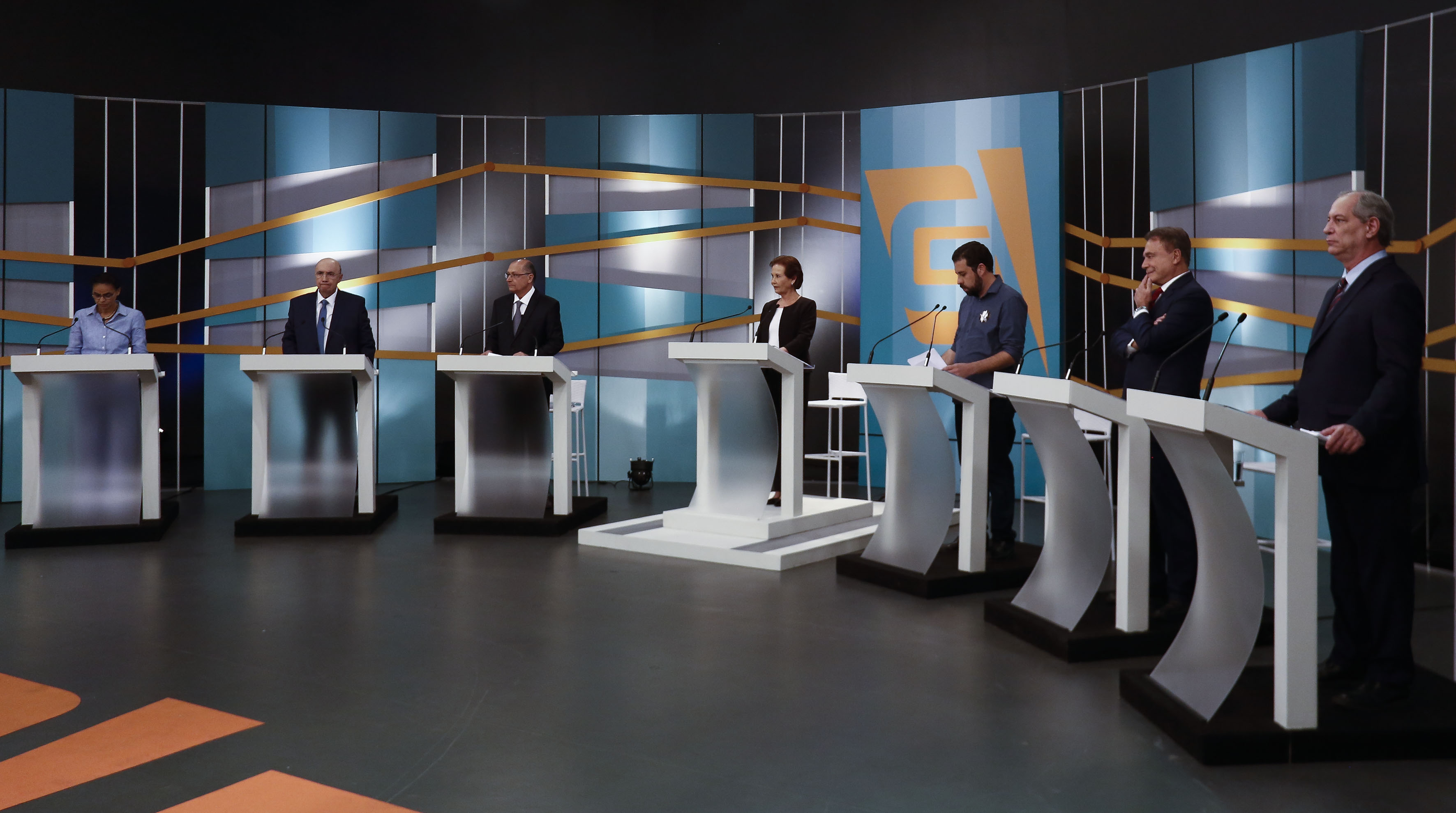 Los candidatos presidenciales Marina Silva (Rede), Henrique Meirelles (MDB), Geraldo Alckmin (PSDB), Guilherme Boulos (PSOL), Alvaro Dias (Podemos) y Ciro Gomes (PDT) durante el tercer debate antes de las elecciones en San Pablo, Brasil (AFP / Miguel SCHINCARIOL)