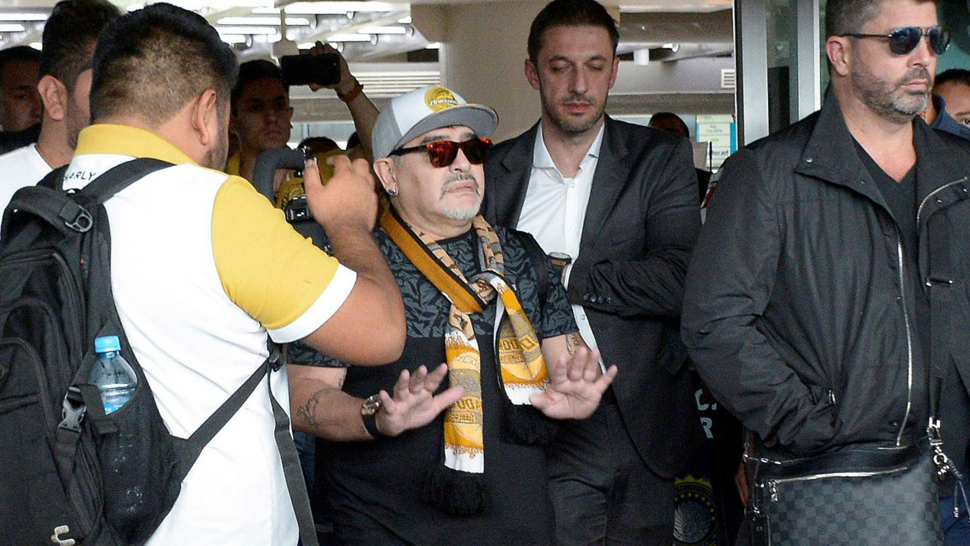 “Ni blanco, ni negro: dorado”, lanzó Maradona a su llegada al aeropuerto de Sinaloa, México, en una entrevista con ESPN ante cientos de fanáticos que fueron a recibirlo (AFP). Sin dudas, la llegada de Maradona potenciará al club y al equipo