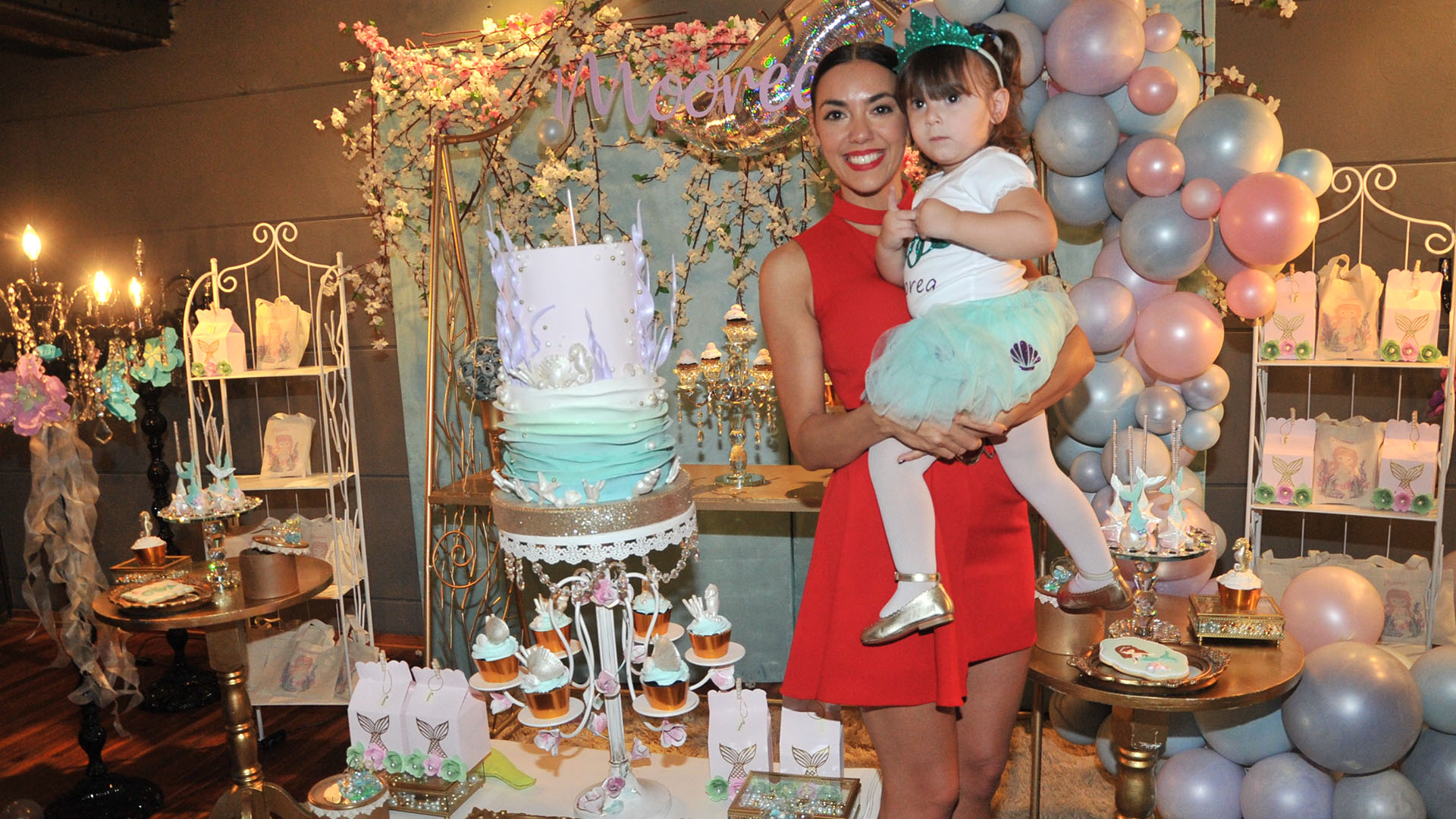 Moorea sopló las velitas a upa de su mamá