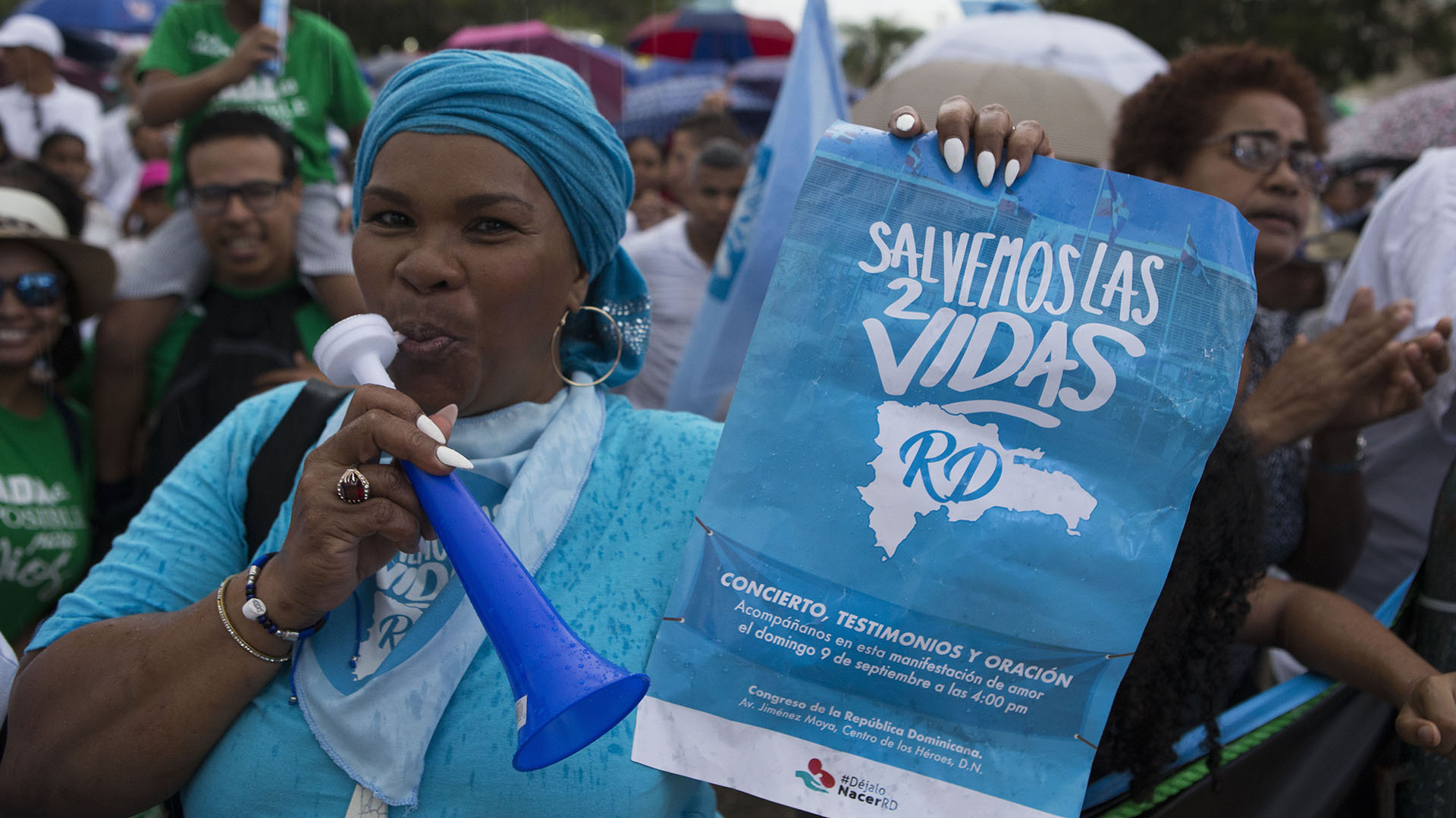 Centenares de personas participan en una marcha para exigir a los congresistas mantener la penalización del aborto en cualquiera de sus causales (EFE/Orlando Barría)
