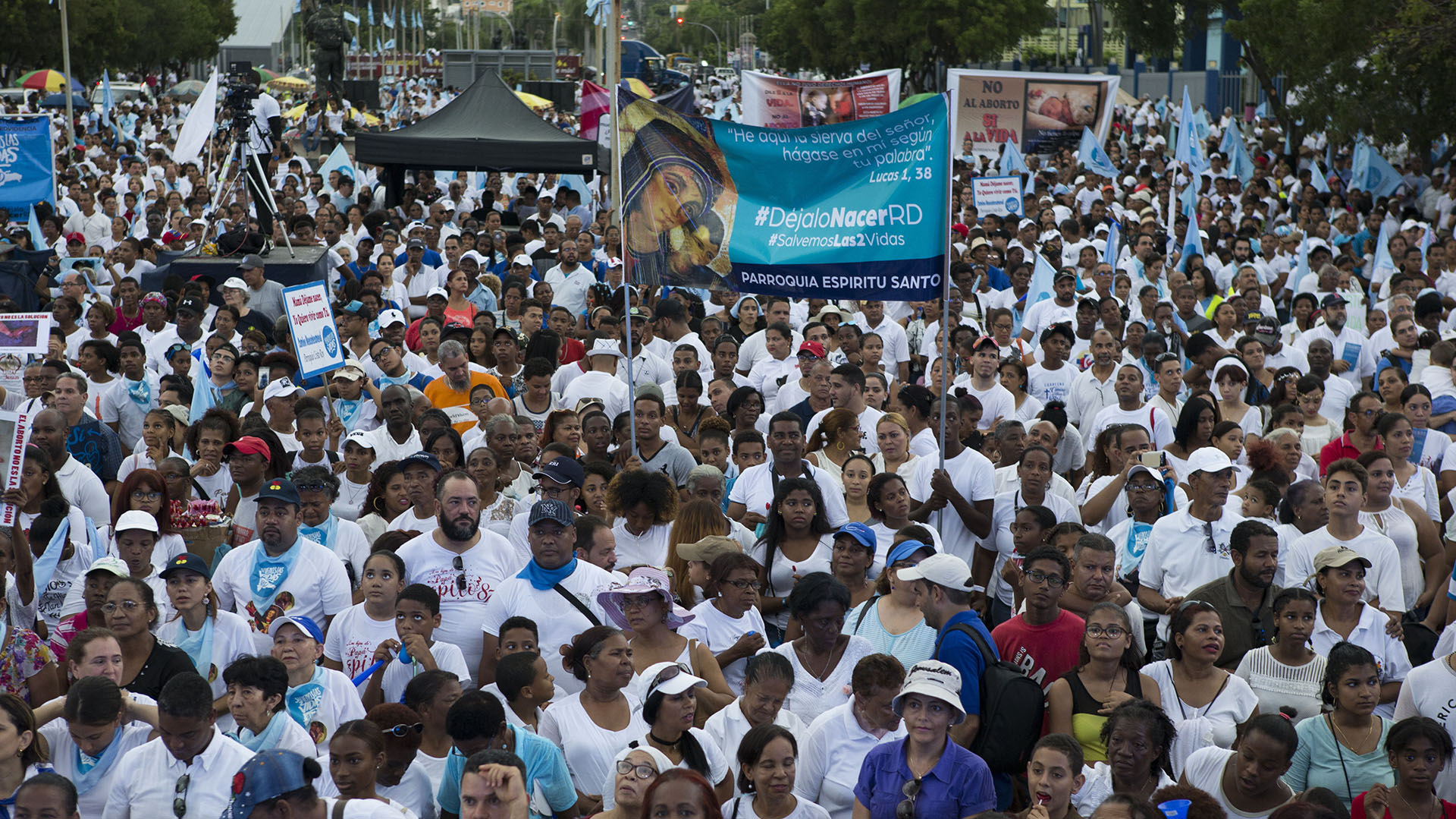 La Iglesia católica dominicana reunió hoy a centenares de personas frente al Congreso Nacional (bicameral) para exigir de los congresistas mantener la penalización del aborto en cualquiera de sus causales (EFE/Orlando Barría)