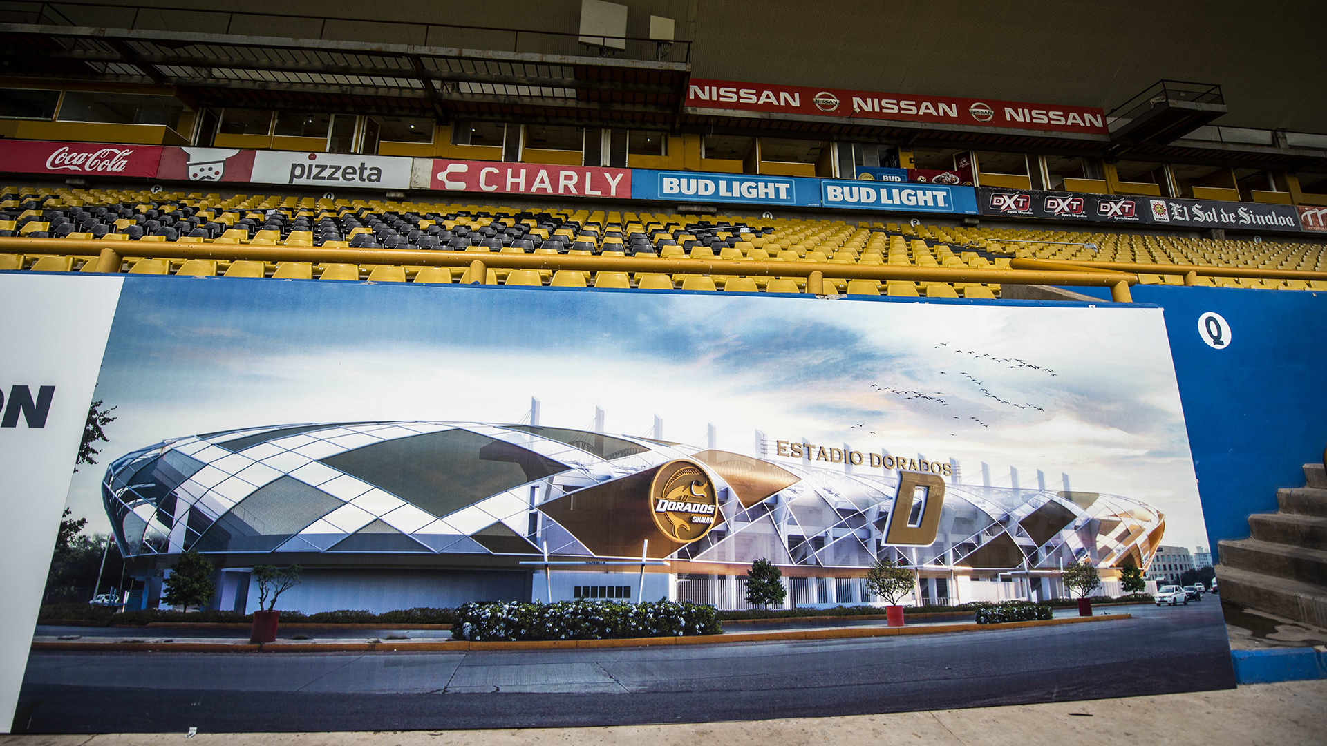Una imagen del proyecto de remodelación del estadio de los Dorados está representada junto a las tribunas del recinto Banorte, del club mexicano de segunda división Dorados. La expectativa es que el fenómeno Maradona multiplique la ganancia del club, que ya agotó las camisetas con el nombre de su nuevo DT con el número 10 en su dorsal (AFP)