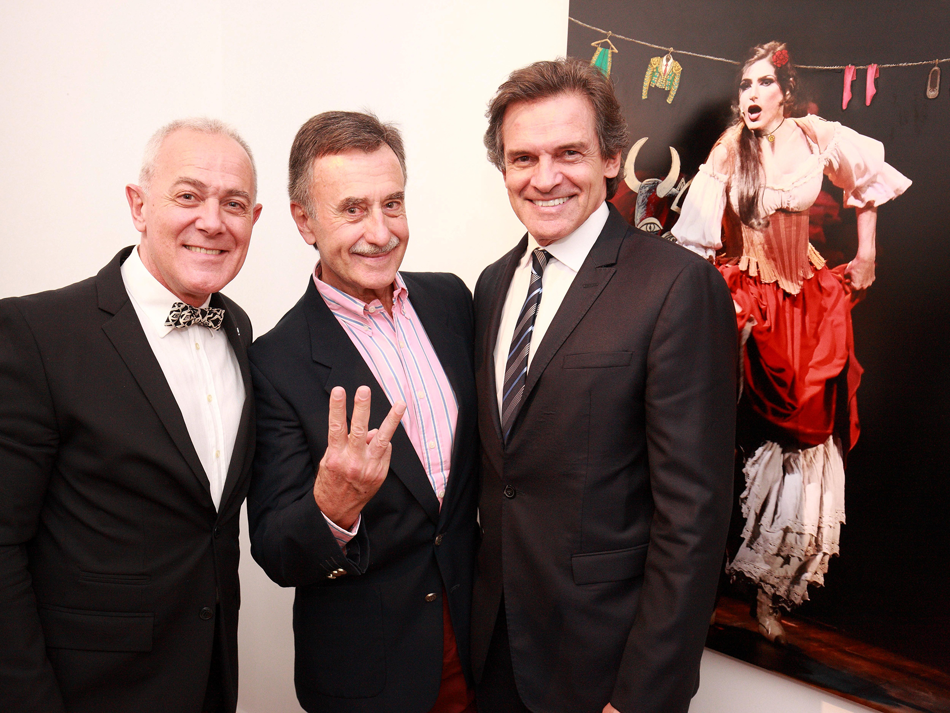 Tres locutores: Martin Wullich, Pancho Ibáñez y Claudio Rígoli. Lino Patalano es el productor artístico de esta muestra de 26 obras, donde convergen dos expresiones estéticas: fotografía y pintura