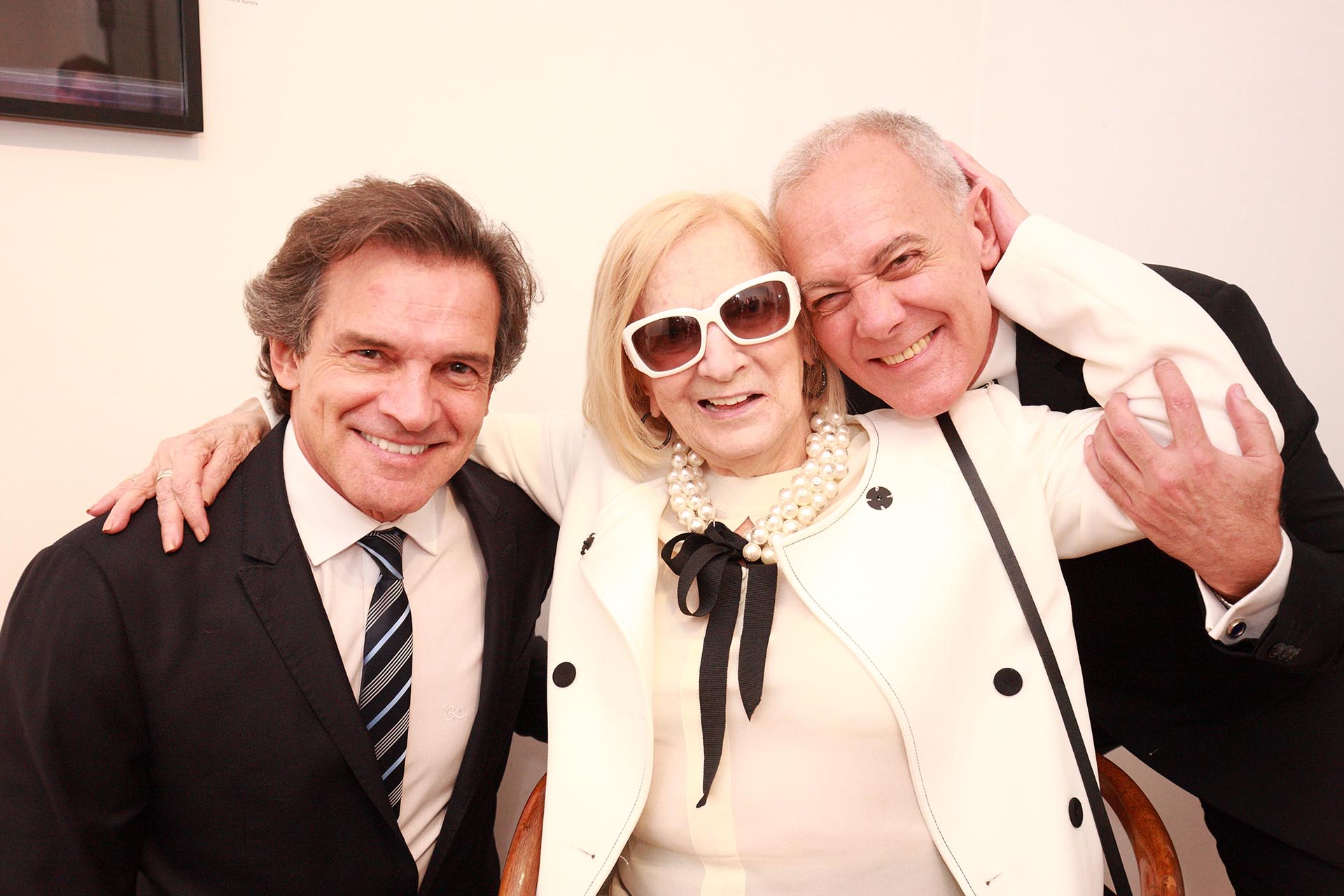 Claudio Rígoli y Raquel Wullich, artista plástica y madre de Martin en la inauguración de la muestra que se expone en Mundo Nuevo Gallery Art