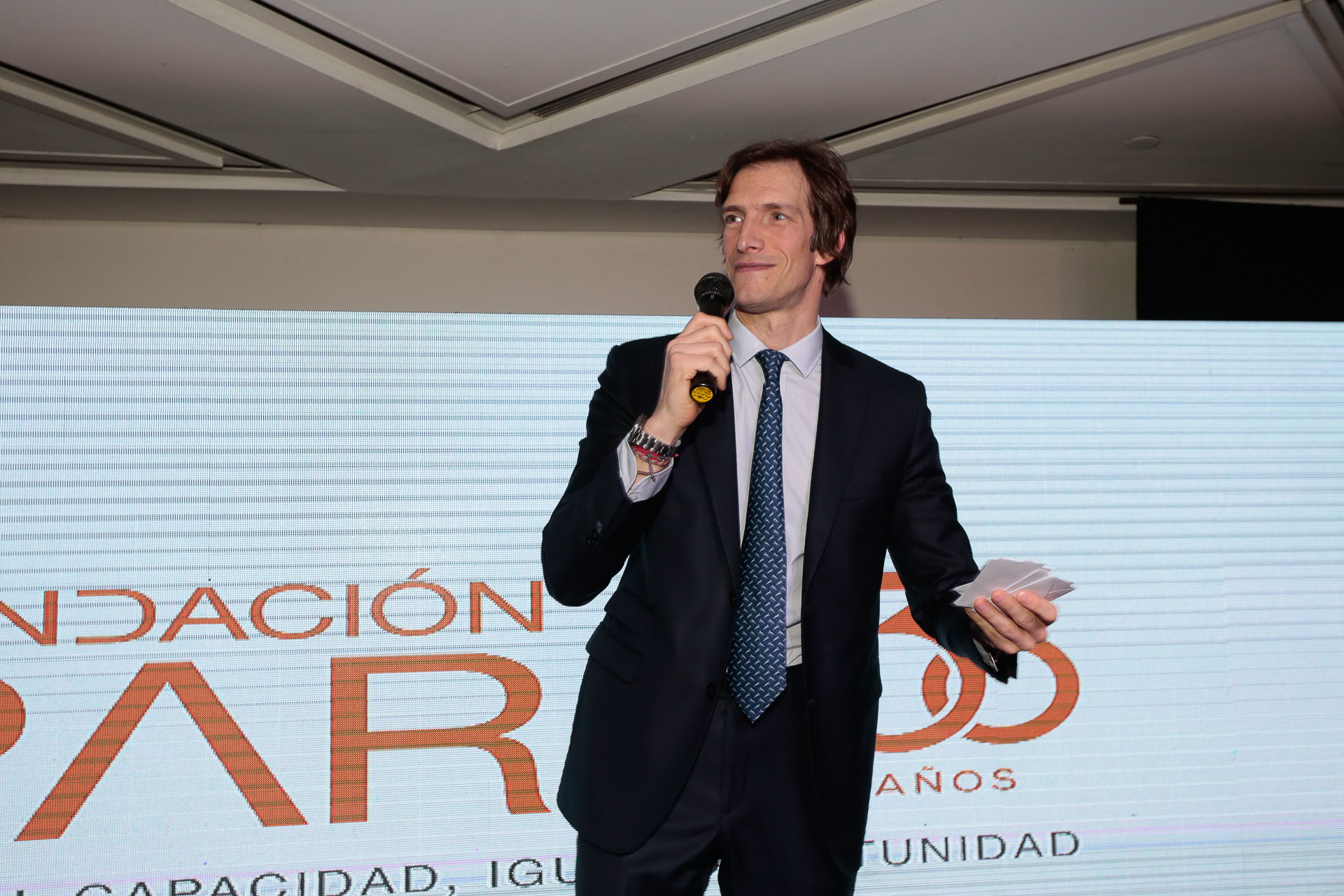 Ivan de Pineda y Andrea Frigerio estuvieron a cargo de la conducción de la cena de recaudación, un evento muy importante para la fundación ya que les permite continuar brindado servicios para contribuir en la integración de las personas con discapacidad