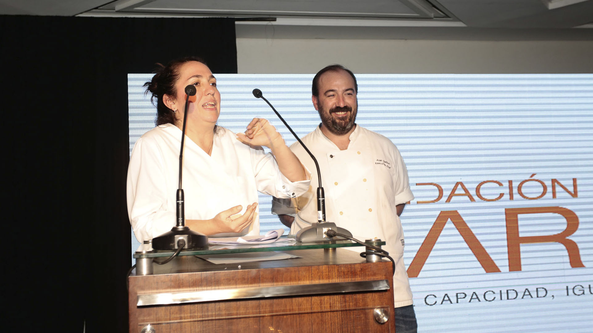 Los chefs Narda Lepes y Juan Gaffuri fusionaron lo mejor de su cocina para deleitar a los invitados. Esta segunda edición de Par Gourmet, fue una ocasión especial para compartir el trabajo que realiza la Fundación Par desde hace tres décadas, por la inclusión de las personas con discapacidad