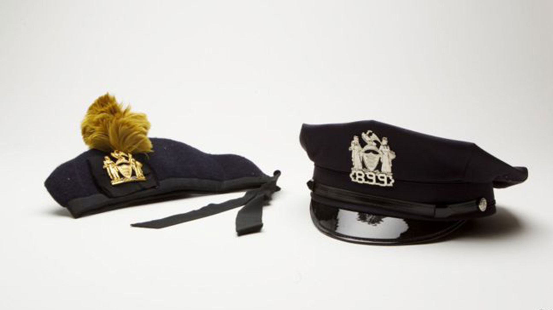Estas dos gorras pertenecÃ­an al policÃ­a Liam Callaham. Utilizaba la primera cuando actuaba en la banda musical. Portaba la segunda al momento de morir, a sus 44 aÃ±os, durante el ataque