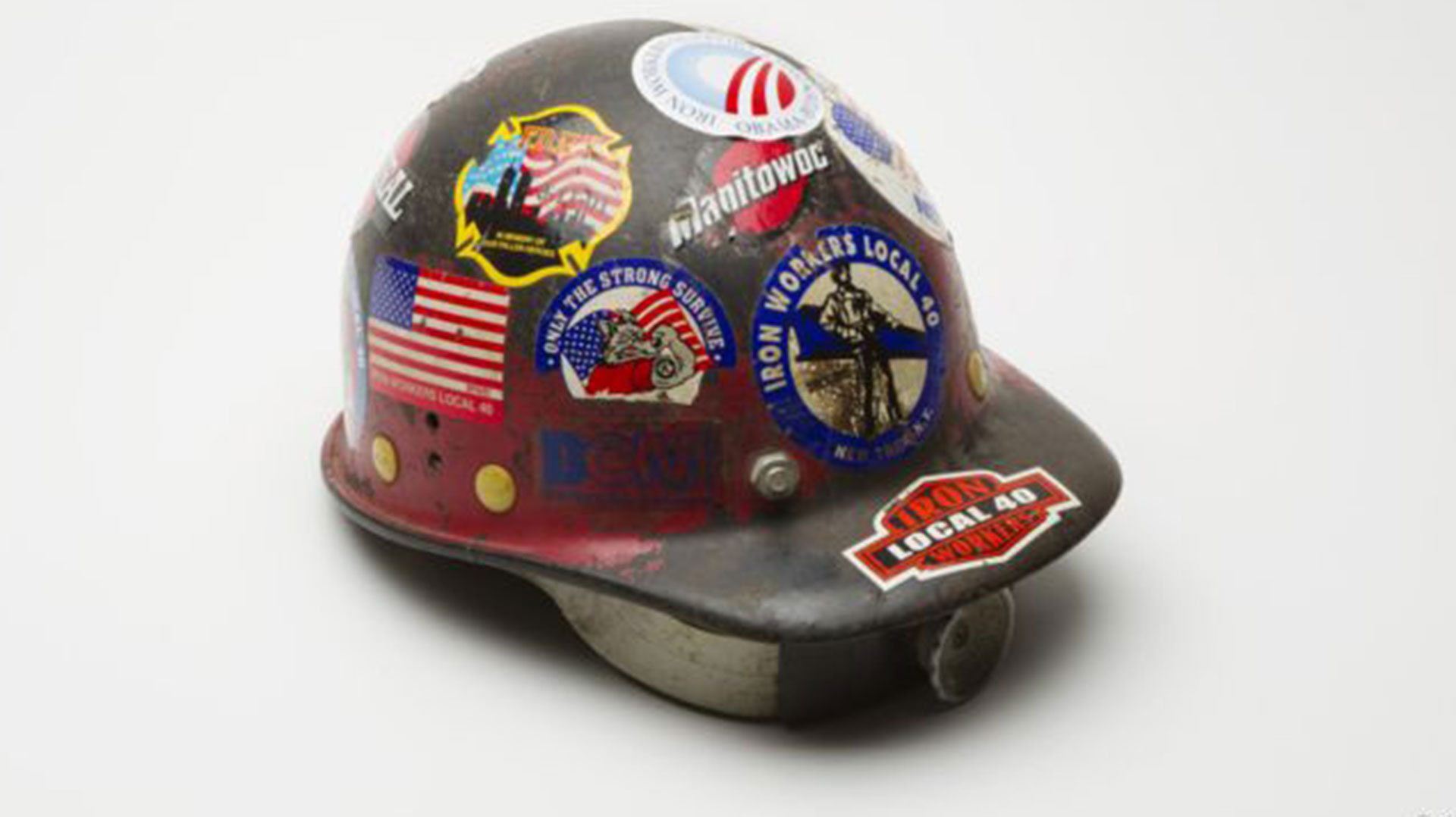 El casco de Larry Keatin, rescatista que trabajÃ³ durante nueve meses en la limpieza del World Trade Center. FalleciÃ³ en 2011