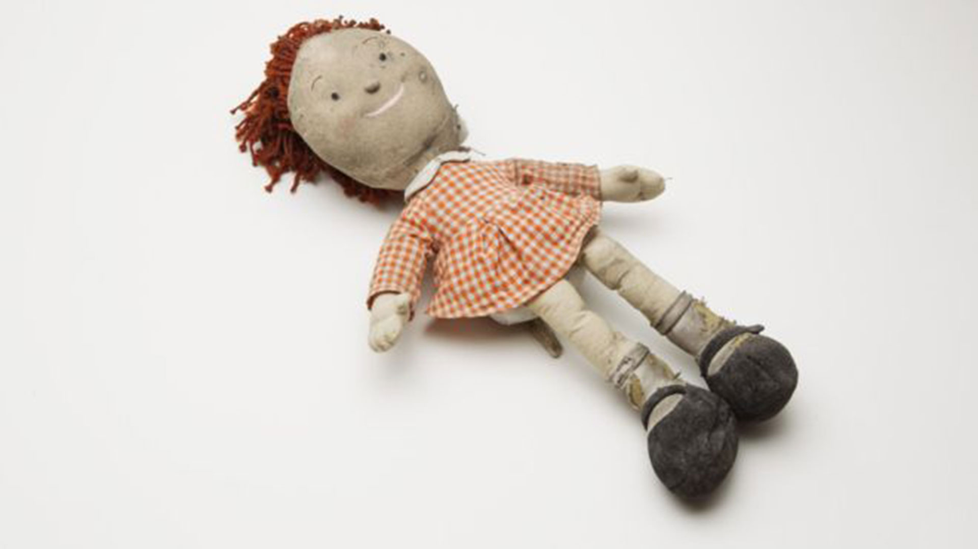 Esta muÃ±eca fue hallada por un rescatista. Afortunadamente no pertenecÃ­a a una niÃ±a, sino que formaba parte del depÃ³sito de una organizaciÃ³n de beneficencia ubicada en una de las torres