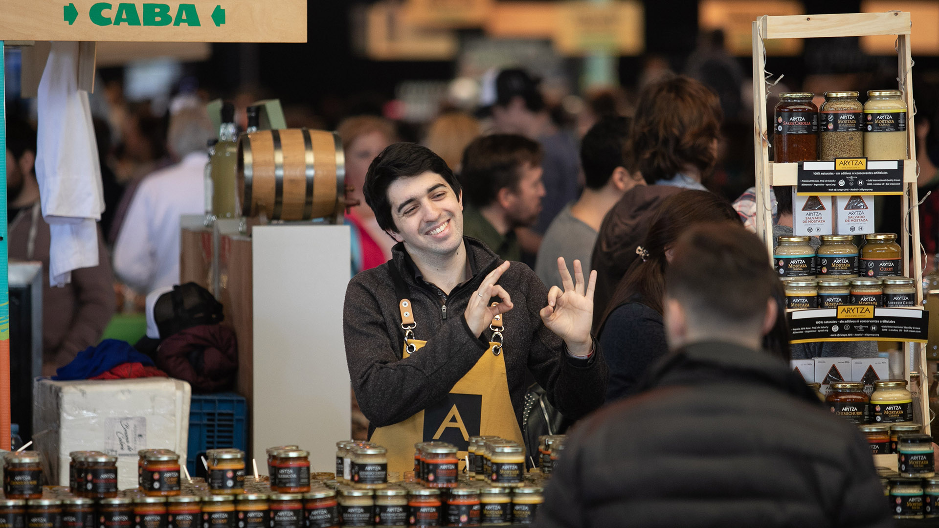 El corazón de la feria fue el mercado de productos regionales. Una gran oportunidad donde el público pudo entrar en contacto directo con las materias primas traídas desde su lugar de origen por las mismas manos que las cultivan en el campo, valles, selva y montes. Frutas, quesos y embutidos, hierbas, yerba y condimentos, bebidas, dulces y conservas naturales, entre otros.