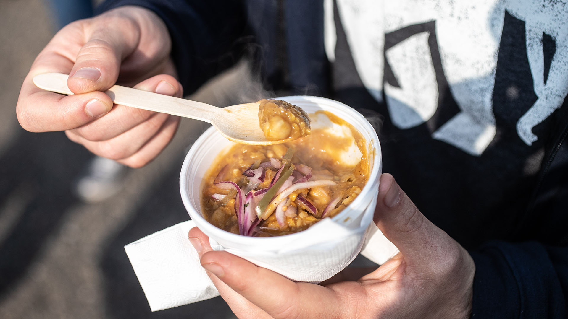 Comer rico hace bien. Y conocer sobre el origen de nuestra cocina enriquece nuestro paladar como la curiosidad por saber su esencia. Los sabores expresan mucho más que texturas e ingredientes, es la historia de una región, sus influencias, su forma de producción, de cocción y la forma de compartir.