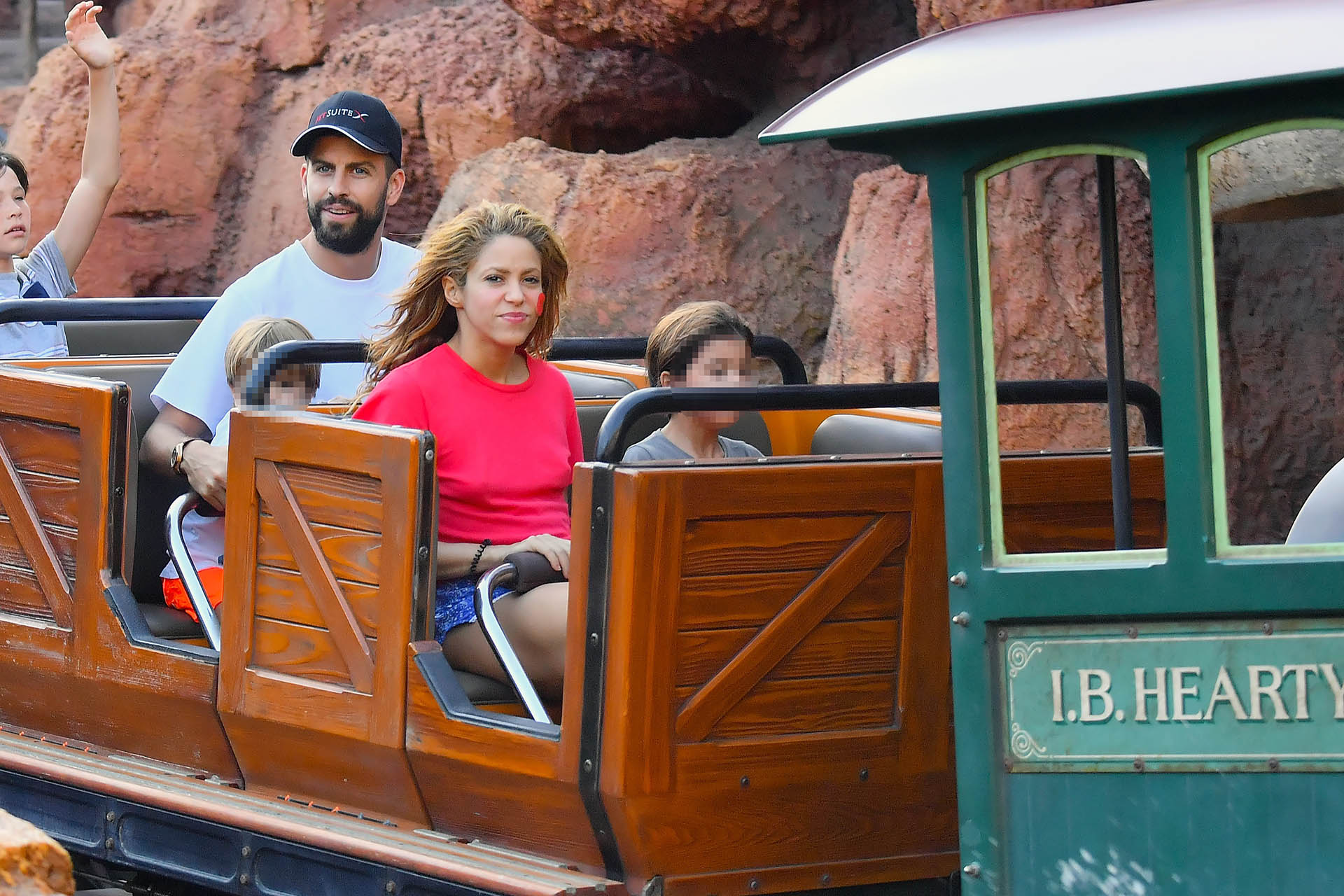 Gerard Piqué y Shakira disfrutaron de las atracciones de Disneyland con sus hijos Milan y Sasha en California (Photo © 2018 Mega/The Grosby Group)