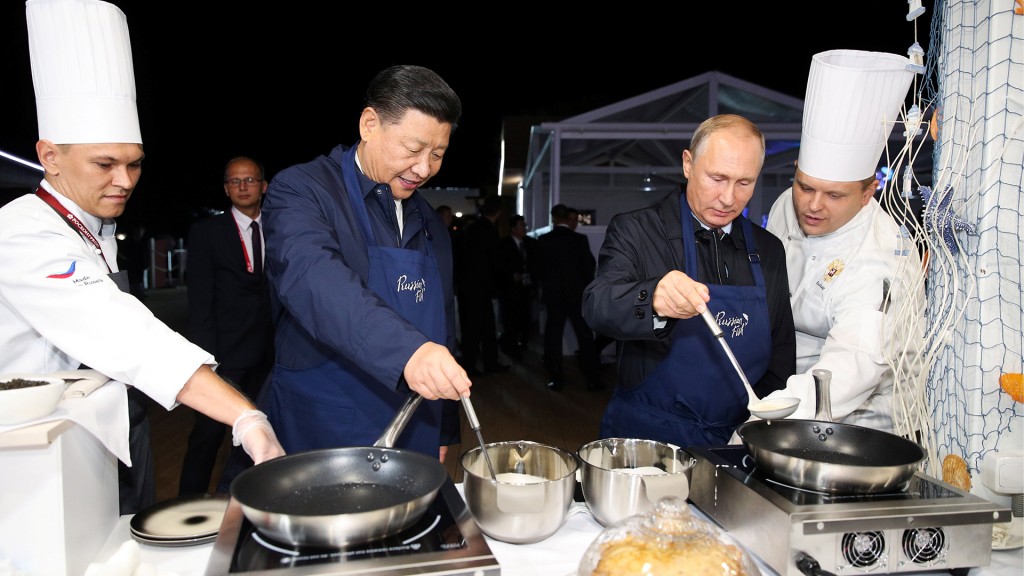 El presidente ruso Vladimir Putin y el presidente chino Xi Jinping hacen panqueques durante una visita a la exposición de la calle Lejano Oriente al margen del Foro Económico del Este en Vladivostok, Rusia, el 11 de septiembre de 2018. Sergei Bobylev/TASS Agencia de Fotografía/Piscina vía REUTERS (Reuters)