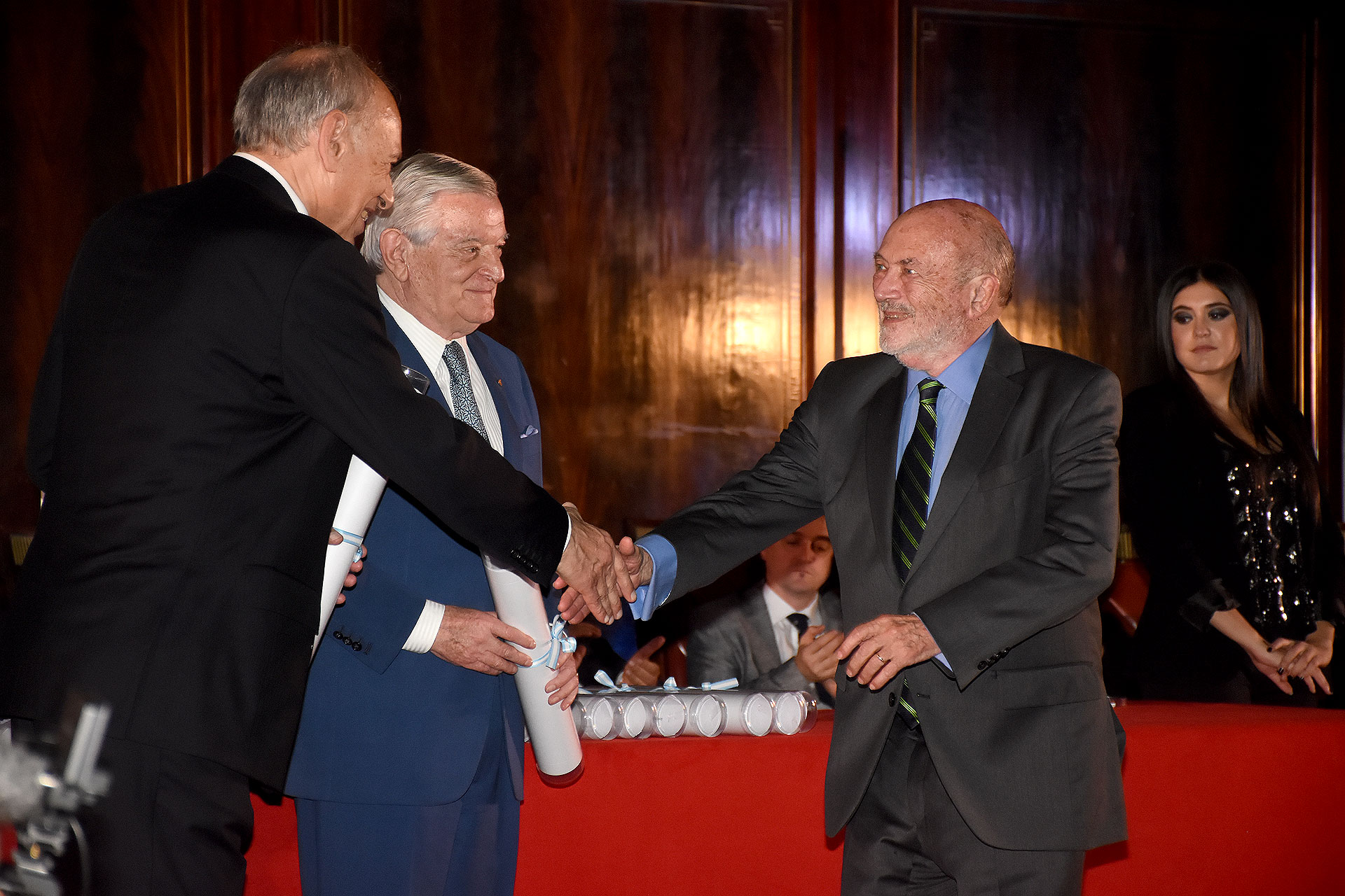 El empresario Alberto Grimoldi saluda a Luis Ovsejevich junto a Juan Carlos Bagó