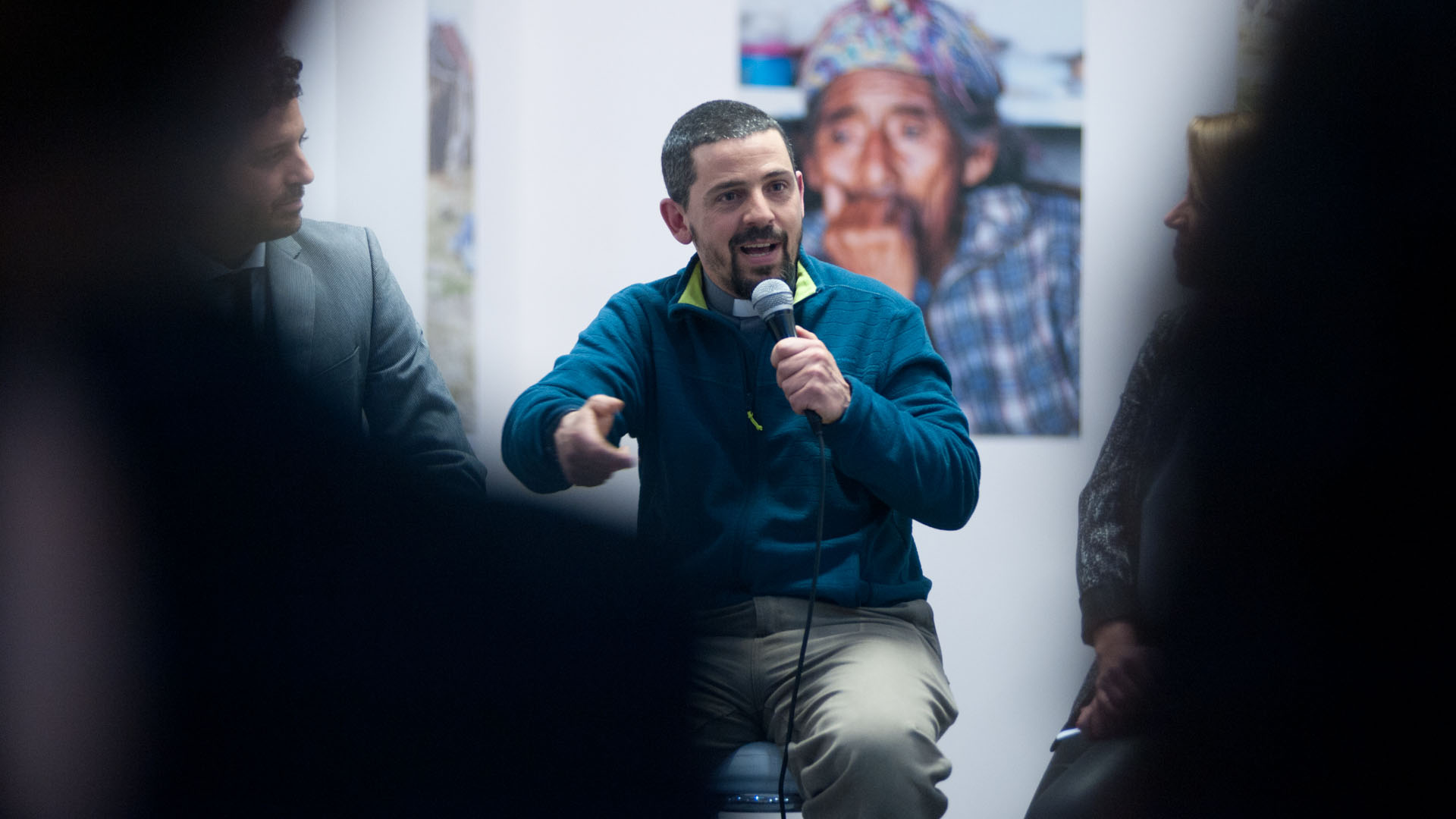 Padre Diego Canale en el conversatorio