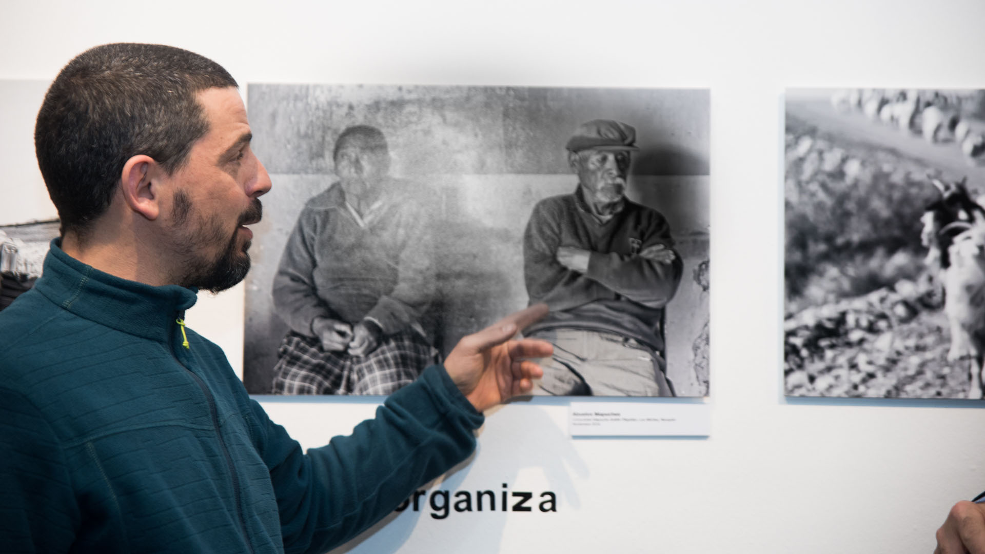 Padre Diego explica las escenas registradas acerca de su obra
