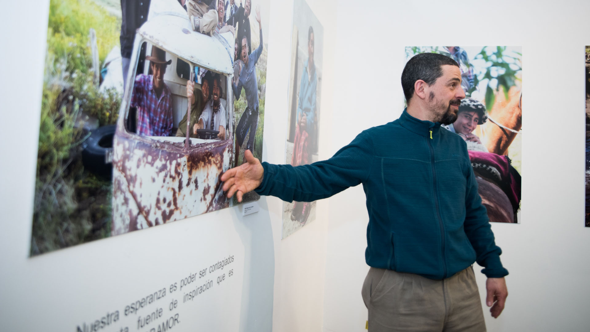 Padre Diego Canale muestra el colectivo de la alegría