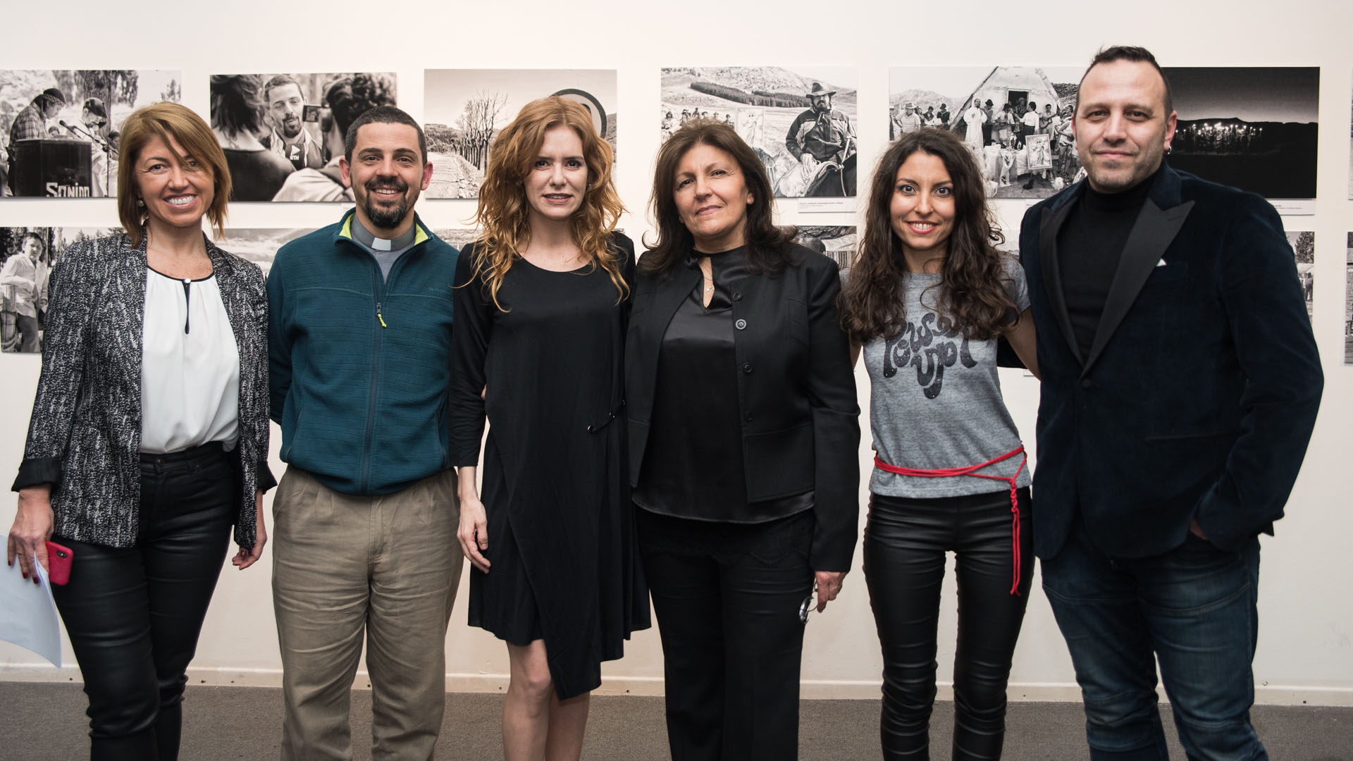 Carina Onorato de Bulat, el padre Diego Canale, Karina El Azem, Alicia Daher, Sumaia Daher y Alejandro Palacios