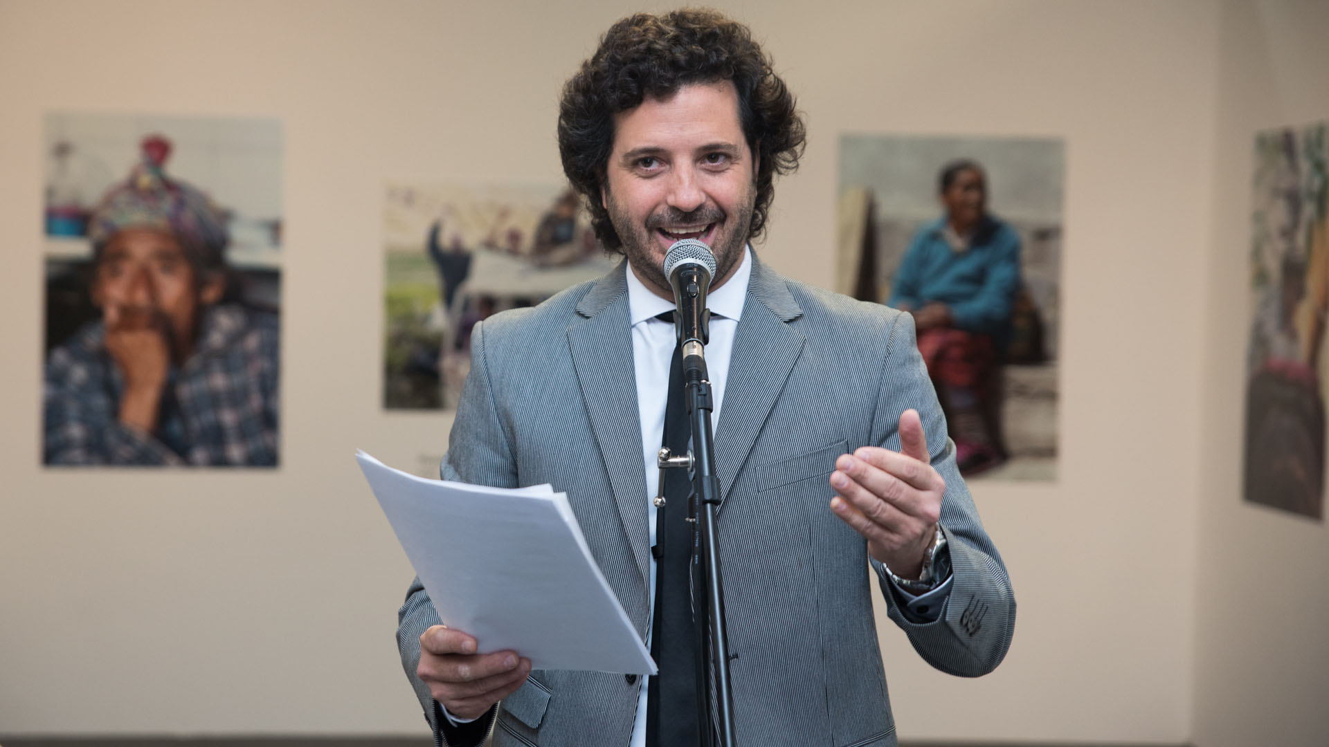 En colaboración con #BAxA Julián La Bruna condujo la ceremonia y el conversatorio