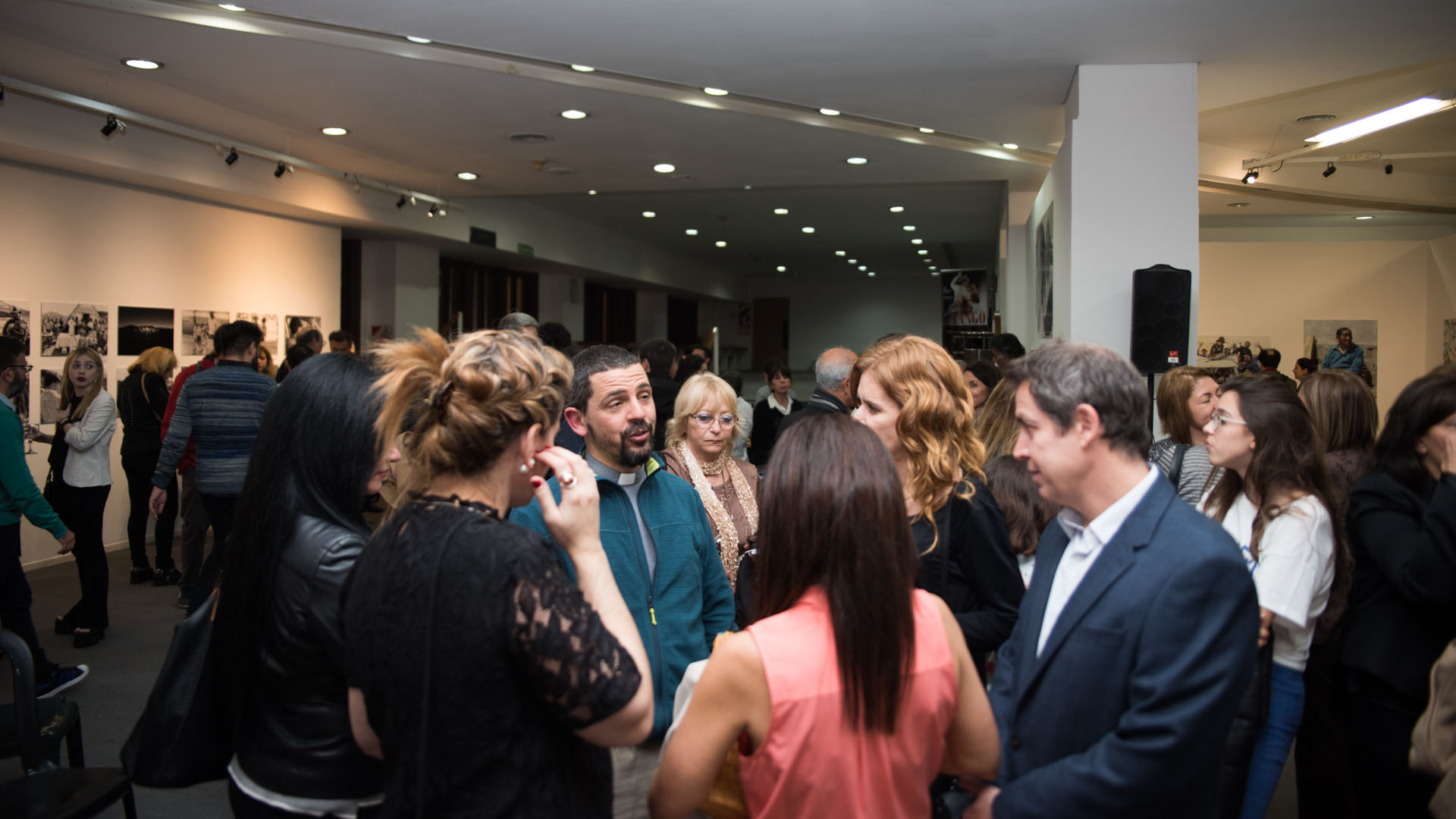 Asistentes a la inauguración de la muestra Buenas Acciones x Argentinos