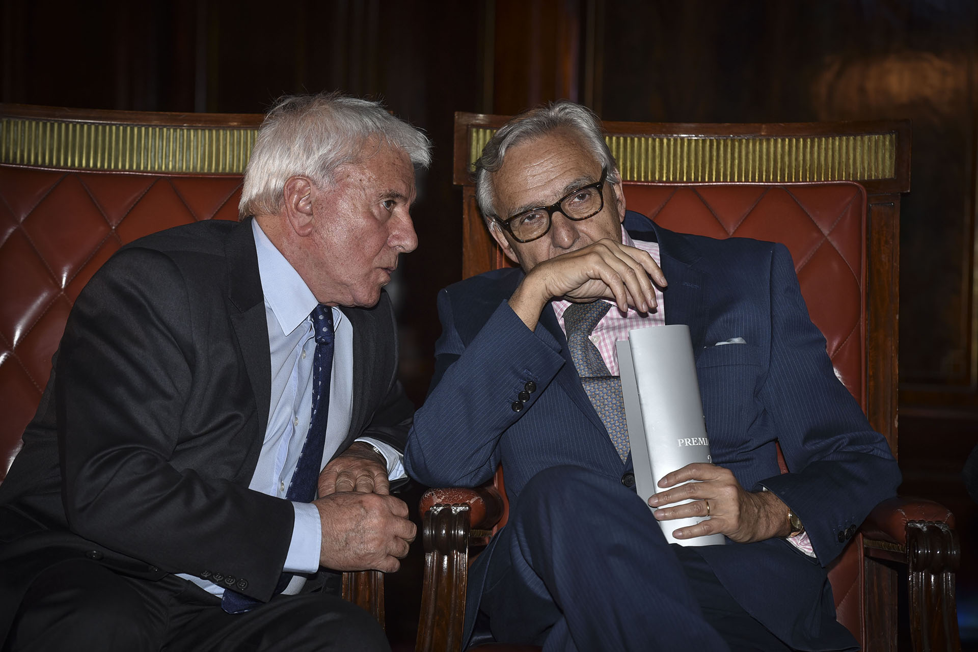 Rosendo M. Fraga (Konex de Platino 1997: Aspectos Teóricos. Jurado Premios Konex 2017, 2008, 2007 y 1998) junto al conductor de la ceremonia, Fernando Bravo