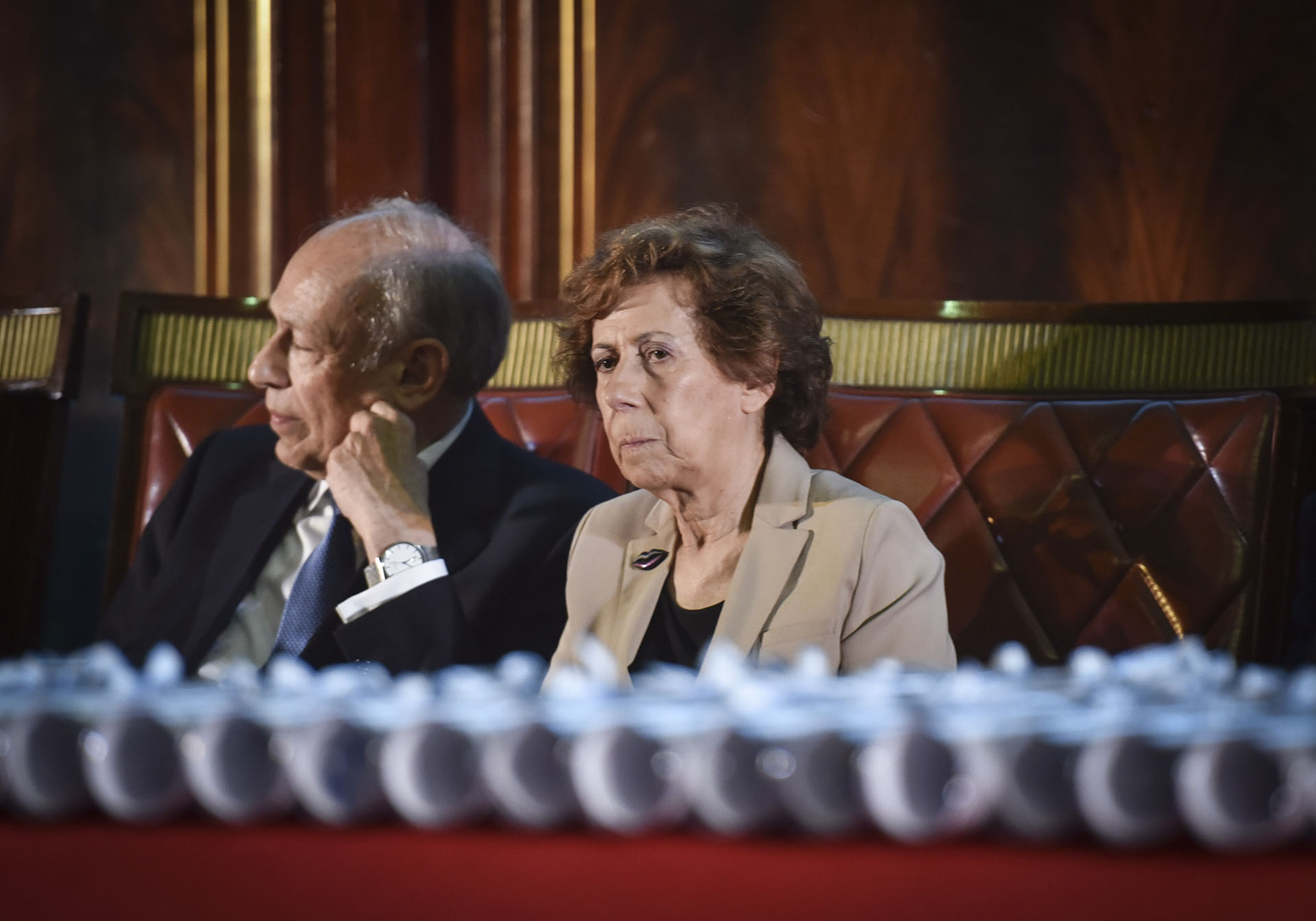 Luis Ovsejevich y la Secretaria General del Gran Jurado, Clara Mariño (Konex de Platino 1997: Producción Periodística Audiovisual. Jurado Premios Konex 2017, 2007 y 1998). Esta es la cuarta oportunidad en que Instituciones-Comunidad-Empresa es considerado. Ocurrió en los años 1988, 1998 y 2008