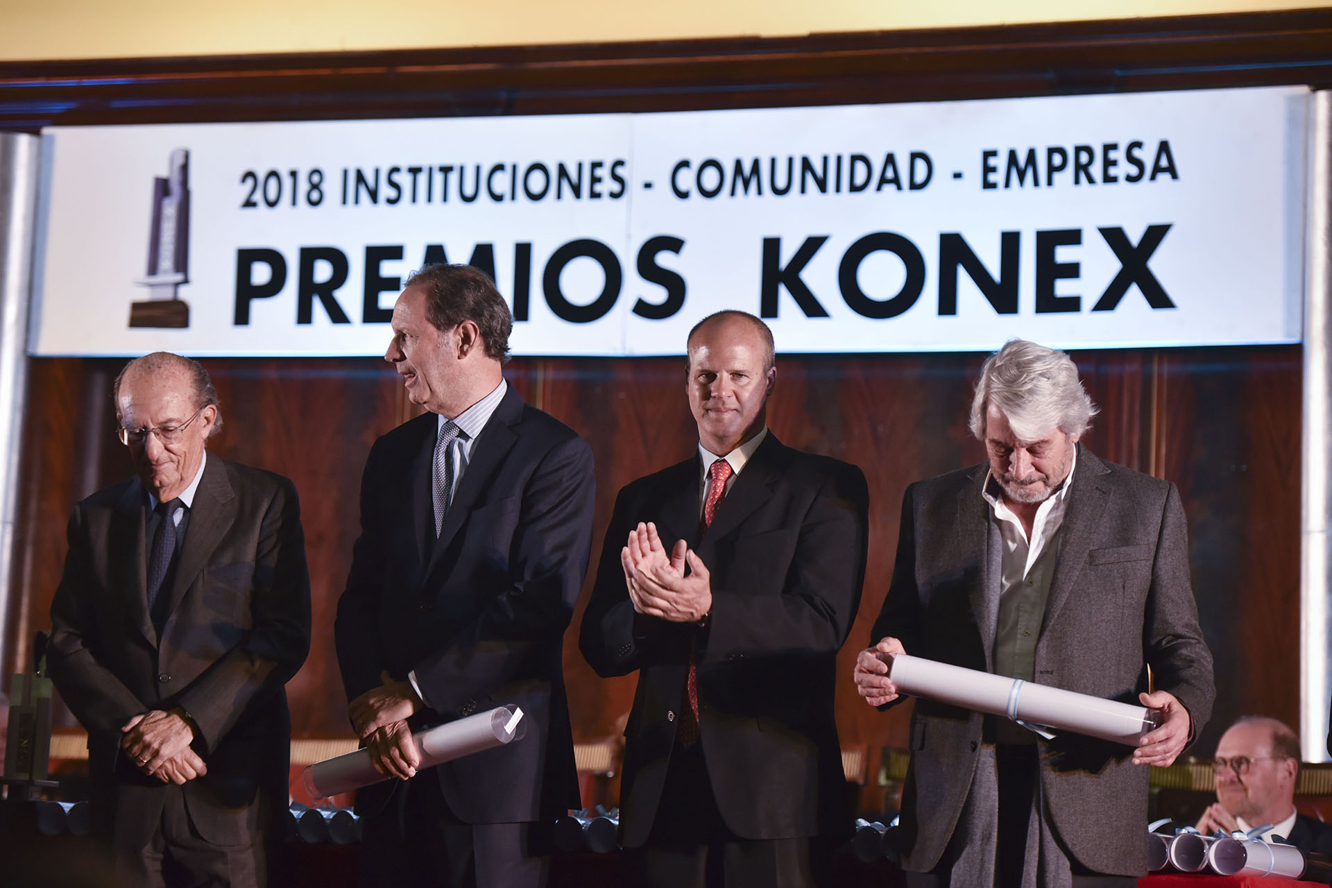 En el centro: Miguel Blaquier, presidente de Cimientos y Marcelo Miniati, director ejecutivo. Cimientos recibió por segunda vez el Diploma al Mérito por Entidades Educacionales y de Formación Docente (2008 y 2018)