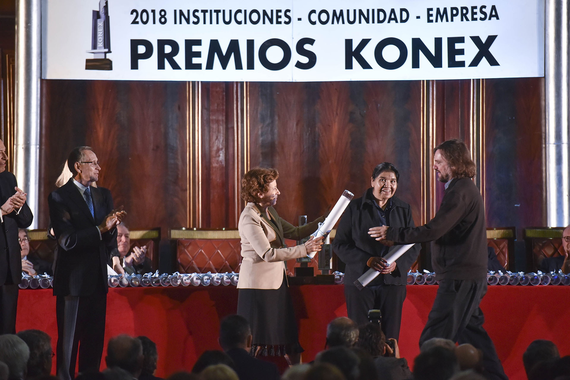 Clara Mariño le entrega el Diploma al Mérito al Padre “Pepe” Di Paola y a Margarita Barrientos