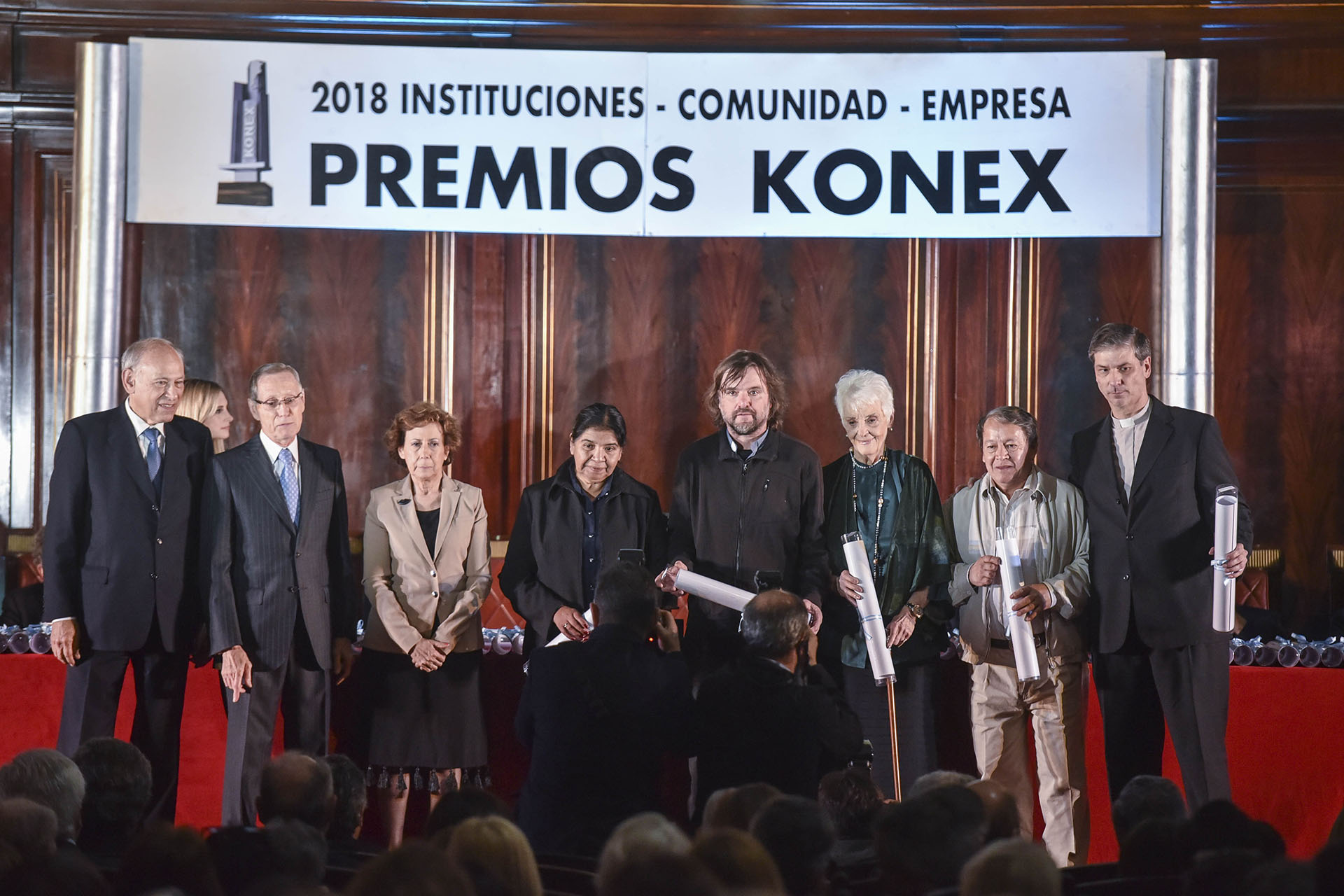 Dirigentes Sociales: Margarita Barrientos, Padre “Pepe” Di Paola, Graciela Fernández Meijide, Héctor “Toty” Flores y Rodrigo Zarazaga