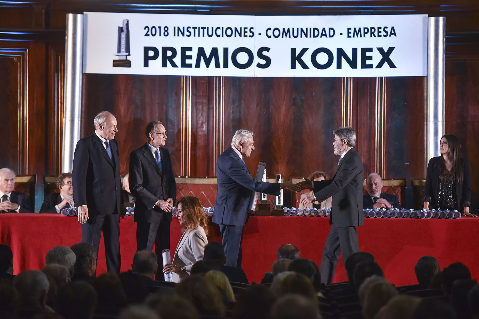 Rosendo Fraga le entrega su Diploma al Mérito al ex titular de la AFIP, Alberto Abad