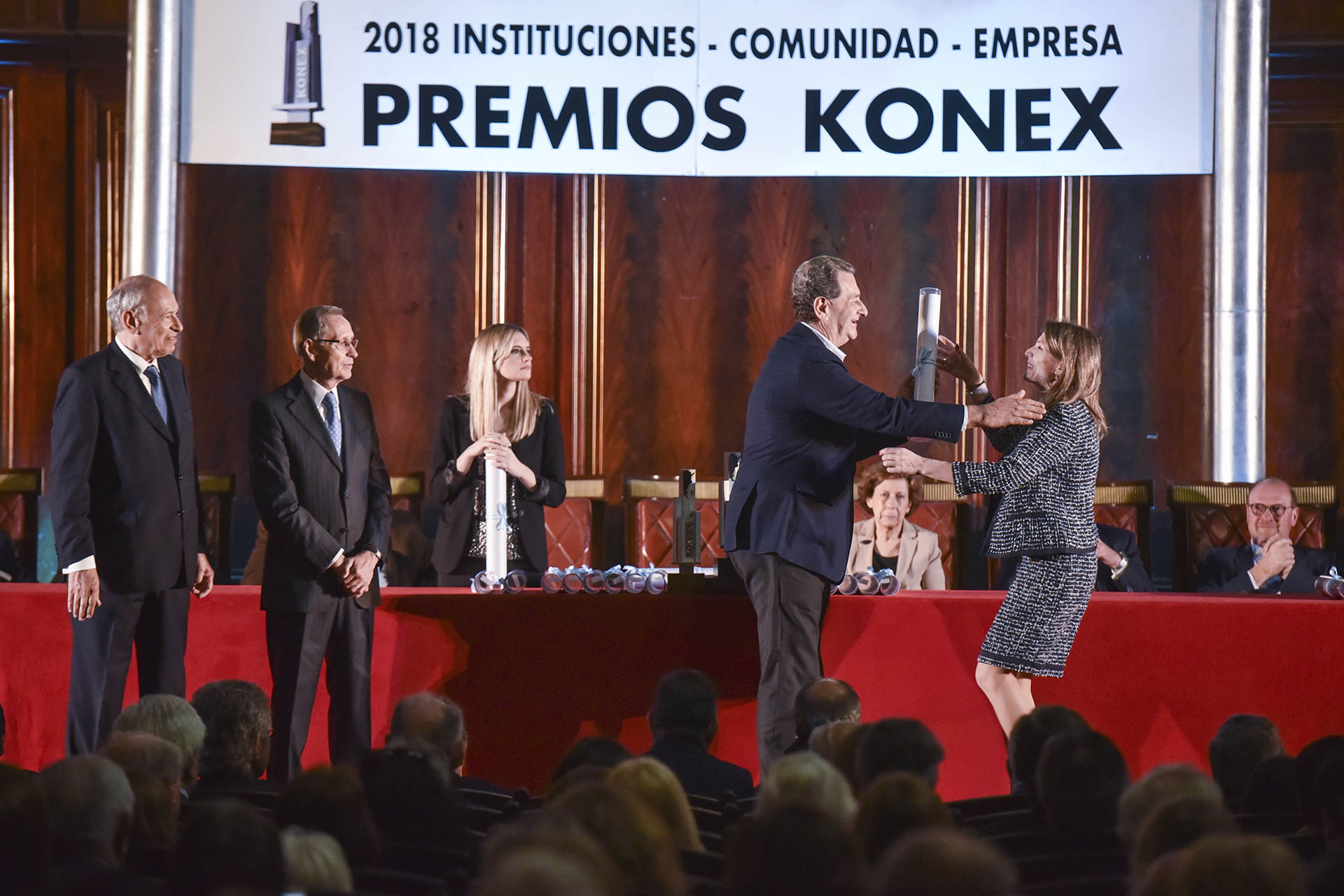 Isela Costantini recibe su Diploma al Mérito