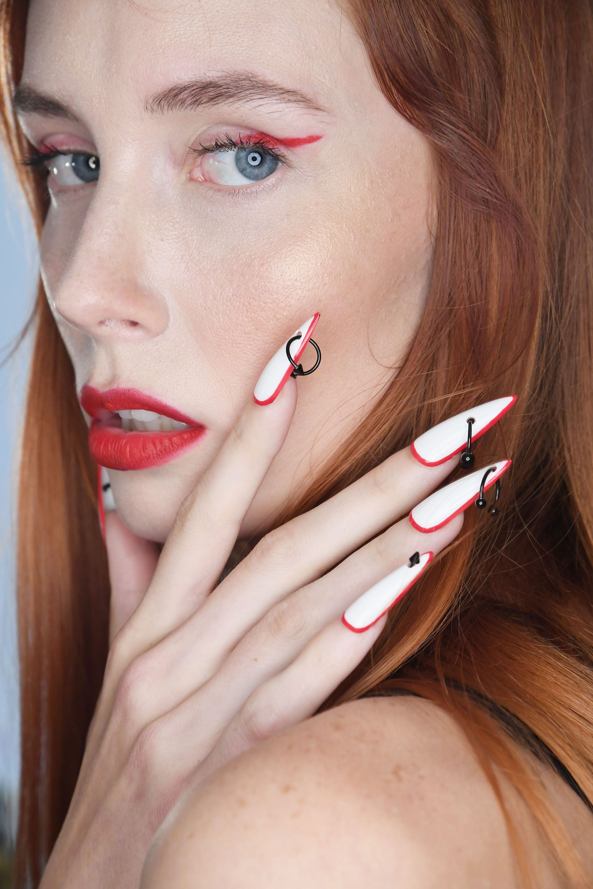 Una apuesta vanguardista que impone el nail art con piercings como accesorios
