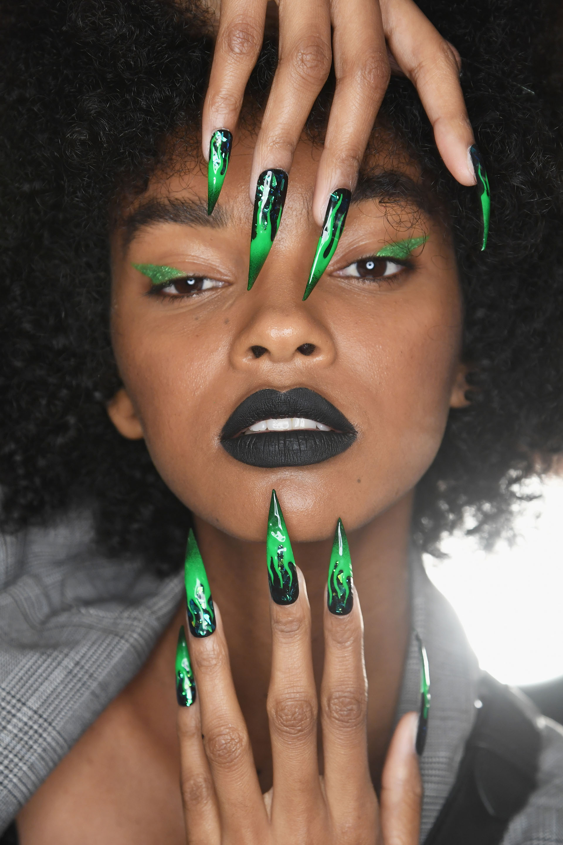 El beauty look siguiendo la línea de la colección, colorida, arriesgada y provocadora