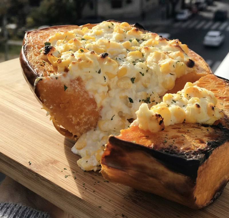 Zapallo relleno con queso crema y choclo, una de las recetas saladas elaboradas por Emily Lucius para su cuenta de Instagram