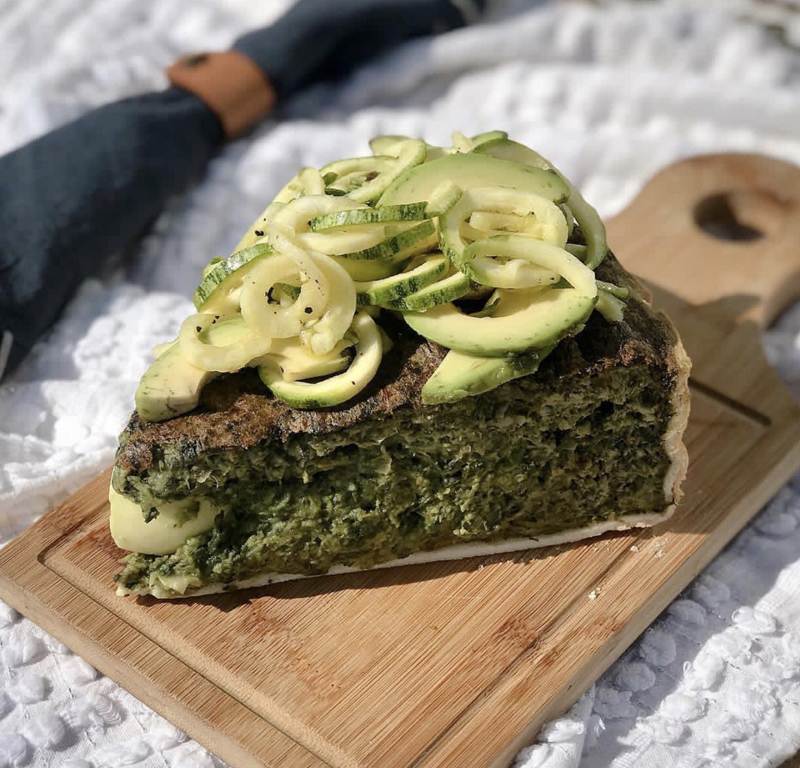 Se puede terminar la tarta y decorarla a gusto, Emily lo hizo rodajas de palta y pepino