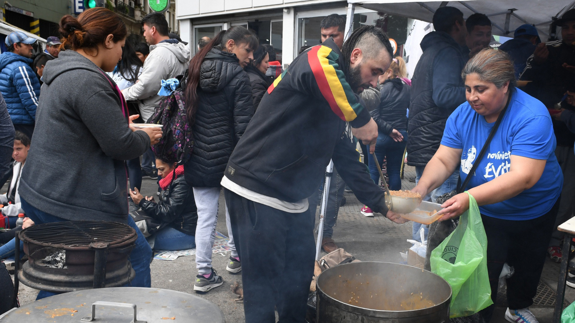 Las ollas populares se instalaron en el medio de la avenida 9 de Julio