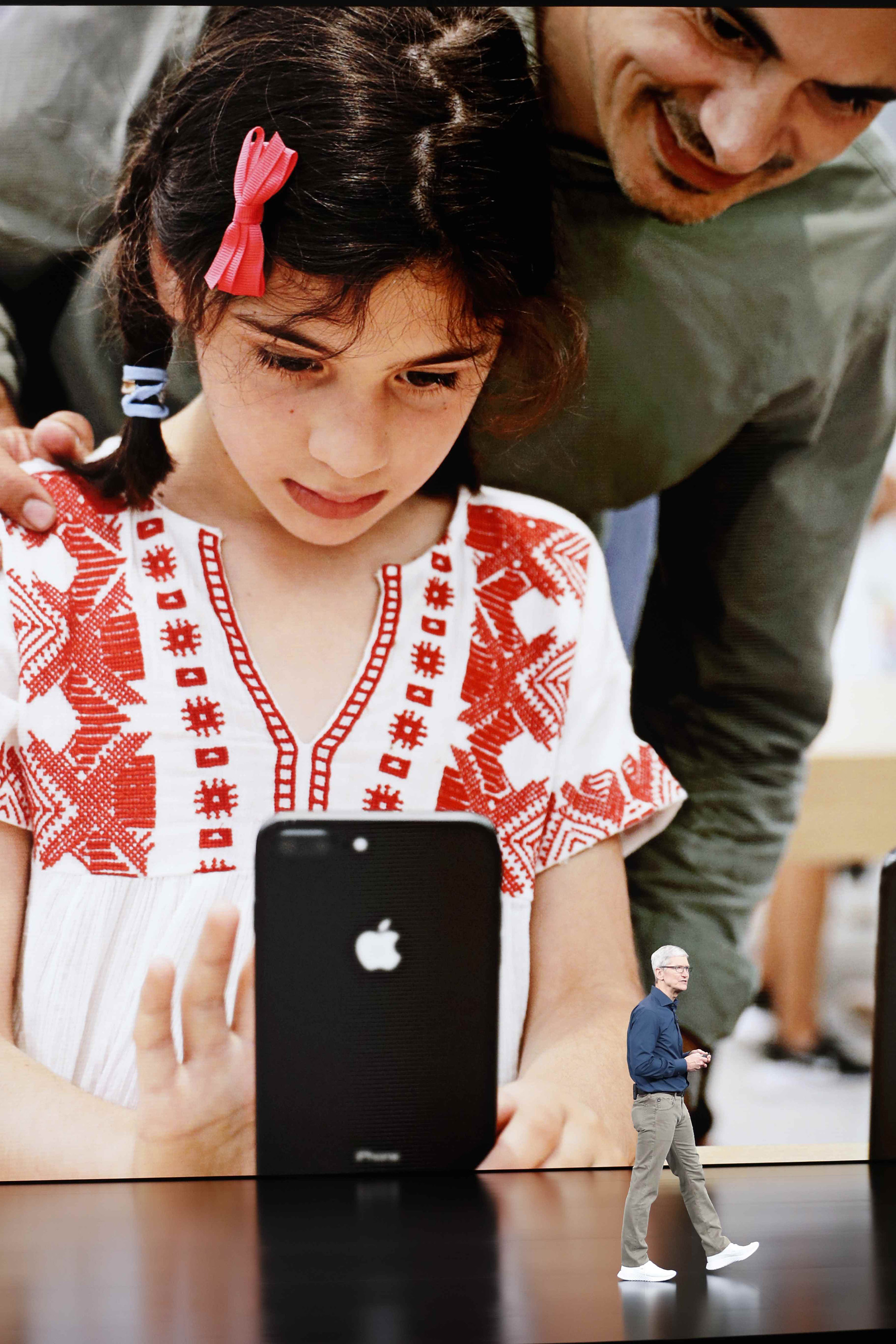 Ese hito es la última gran victoria del jefe ejecutivo de Apple, Tim Cook, quien había sido recibido con escepticismo por el mercado cuando tomó las riendas del grupo en 2011 tras la muerte del co-fundador Steve Jobs en octubre de ese año (Reuters)