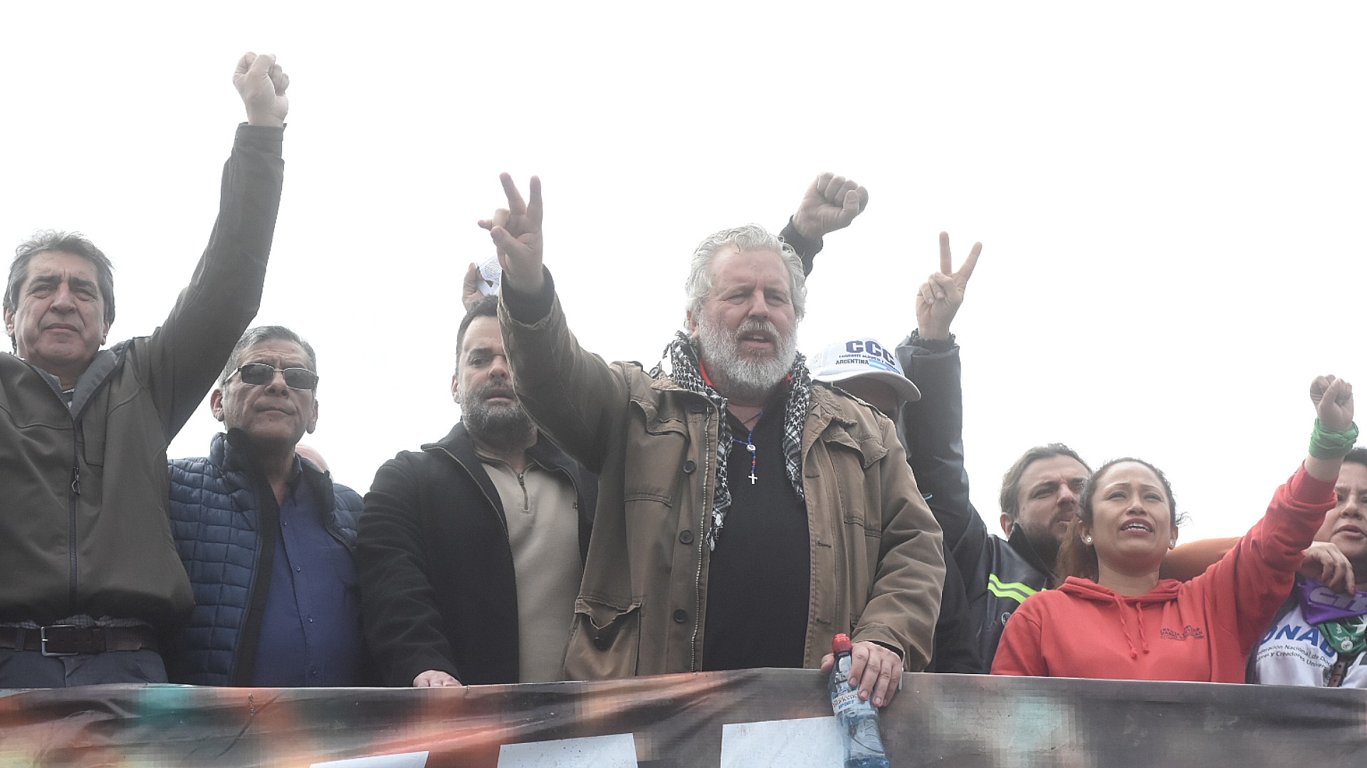 Los principales referentes sociales arriba del escenario montado en la avenida 9 de Julio