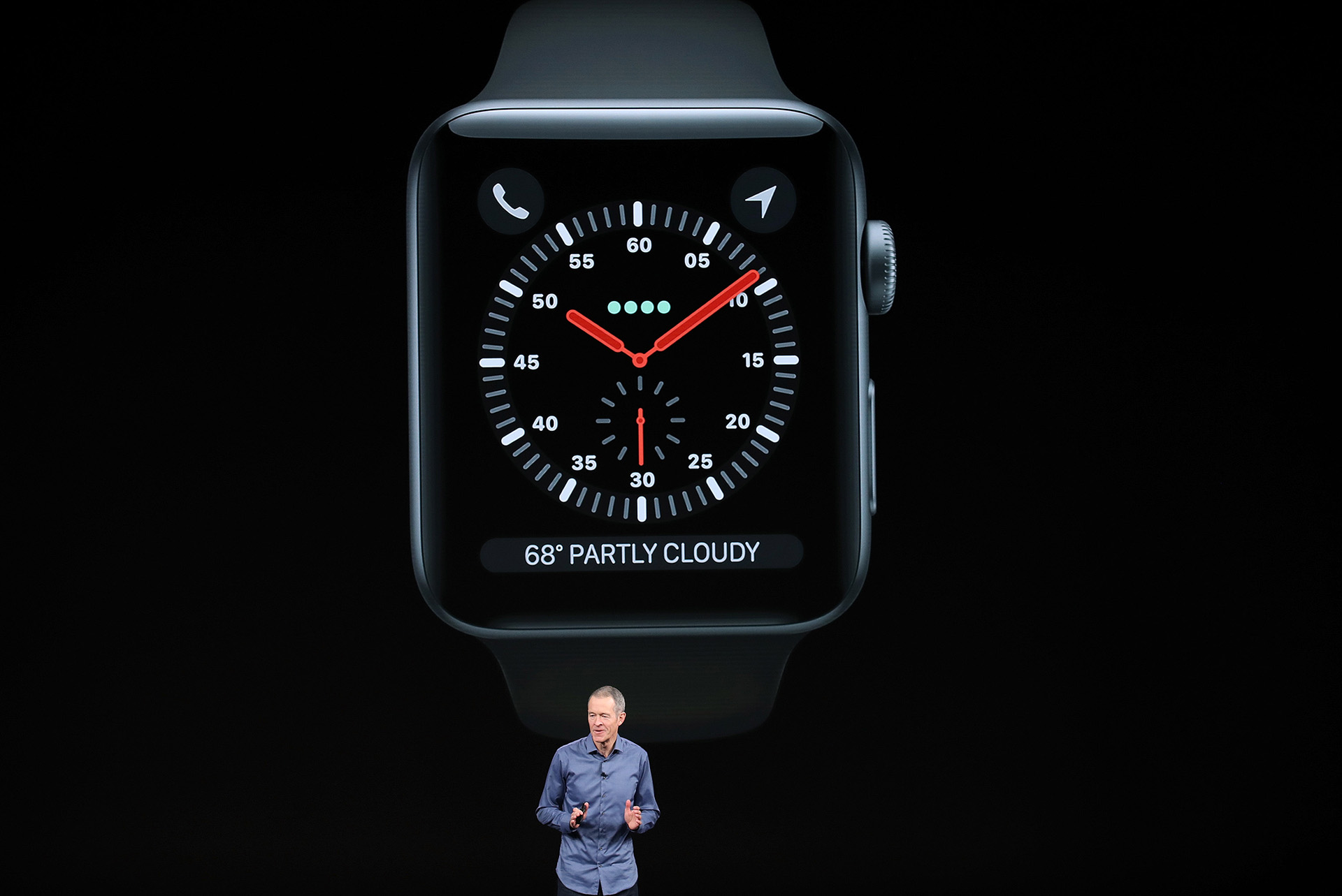 Jeff Williams, director de operaciones de la compañía, brindó los detalles sobre la serie 4 del Apple Watch (AFP)