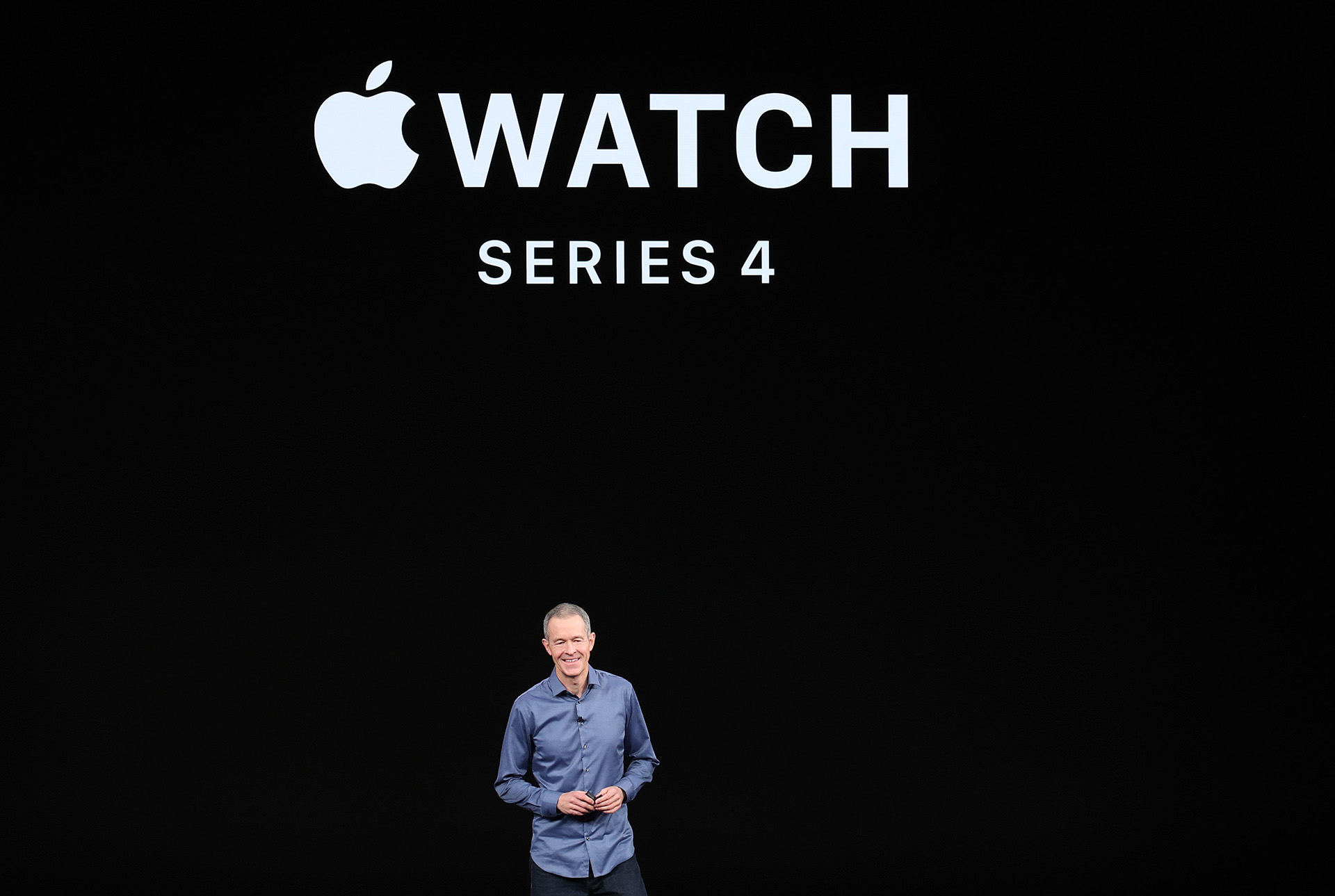 Se trata del mayor rediseño del reloj desde que la empresa californiana lo sacara al mercado en 2015, fundamentalmente gracias a una pantalla que prácticamente prescinde de los marcos -como ya ha sucedido en las últimas versiones del teléfono iPhone-, por lo que las aplicaciones disponen de más espacio para mostrar información (AFP)