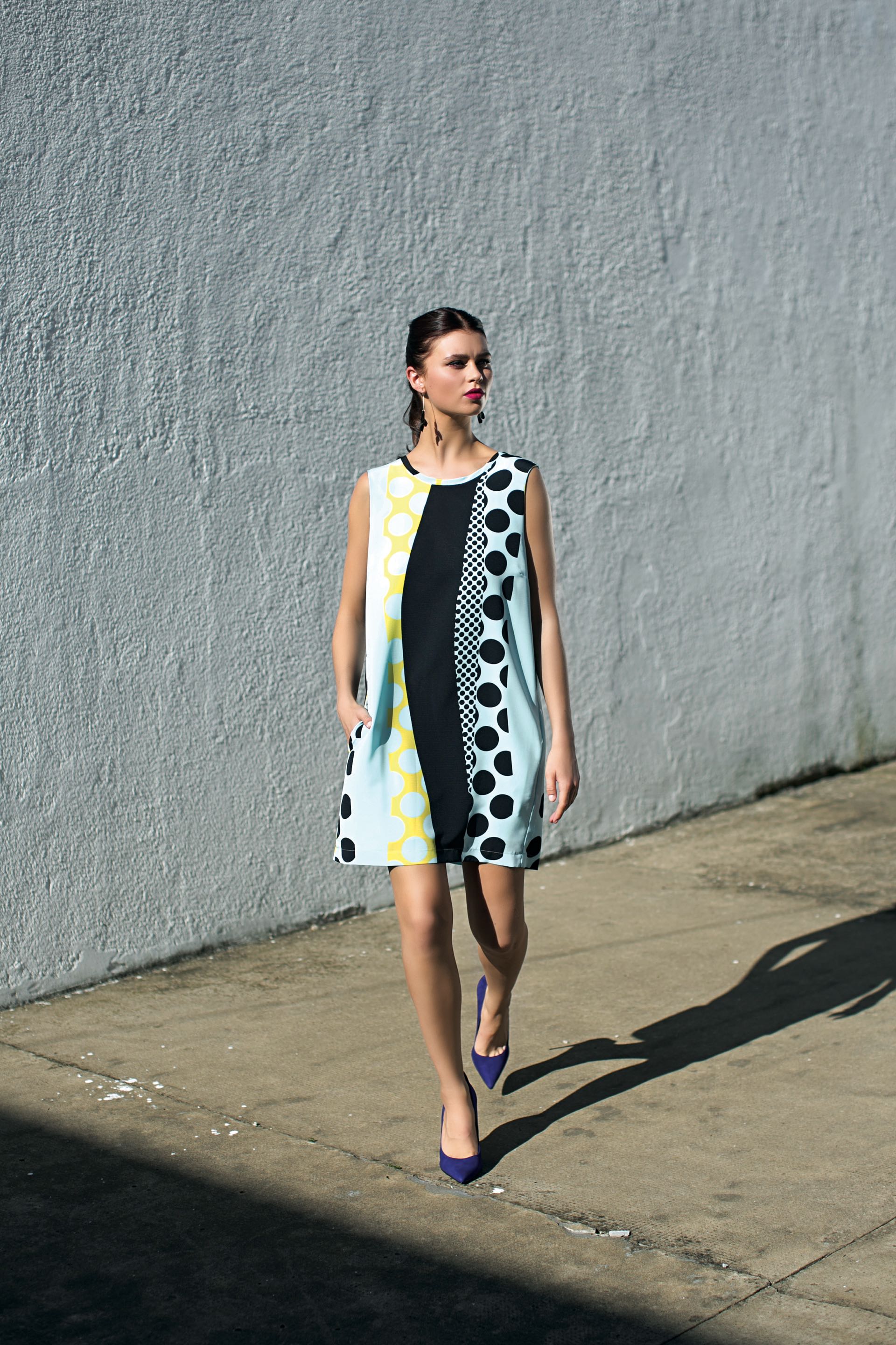 Vestido a lunares corto y recto ($ 4.480, Mishka) y stilettos azules ($ 3.199, Aldo para Falabella). (Foto: Sebastián Cid/ Para Ti)