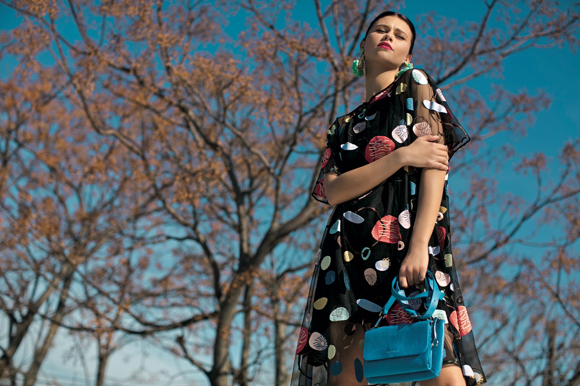 Vestido de tul con lunares bordados ($ 14.500, Benito Fernández) y cartera con solapa (Vitamina). (Foto: Sebastián Cid/ Para Ti)