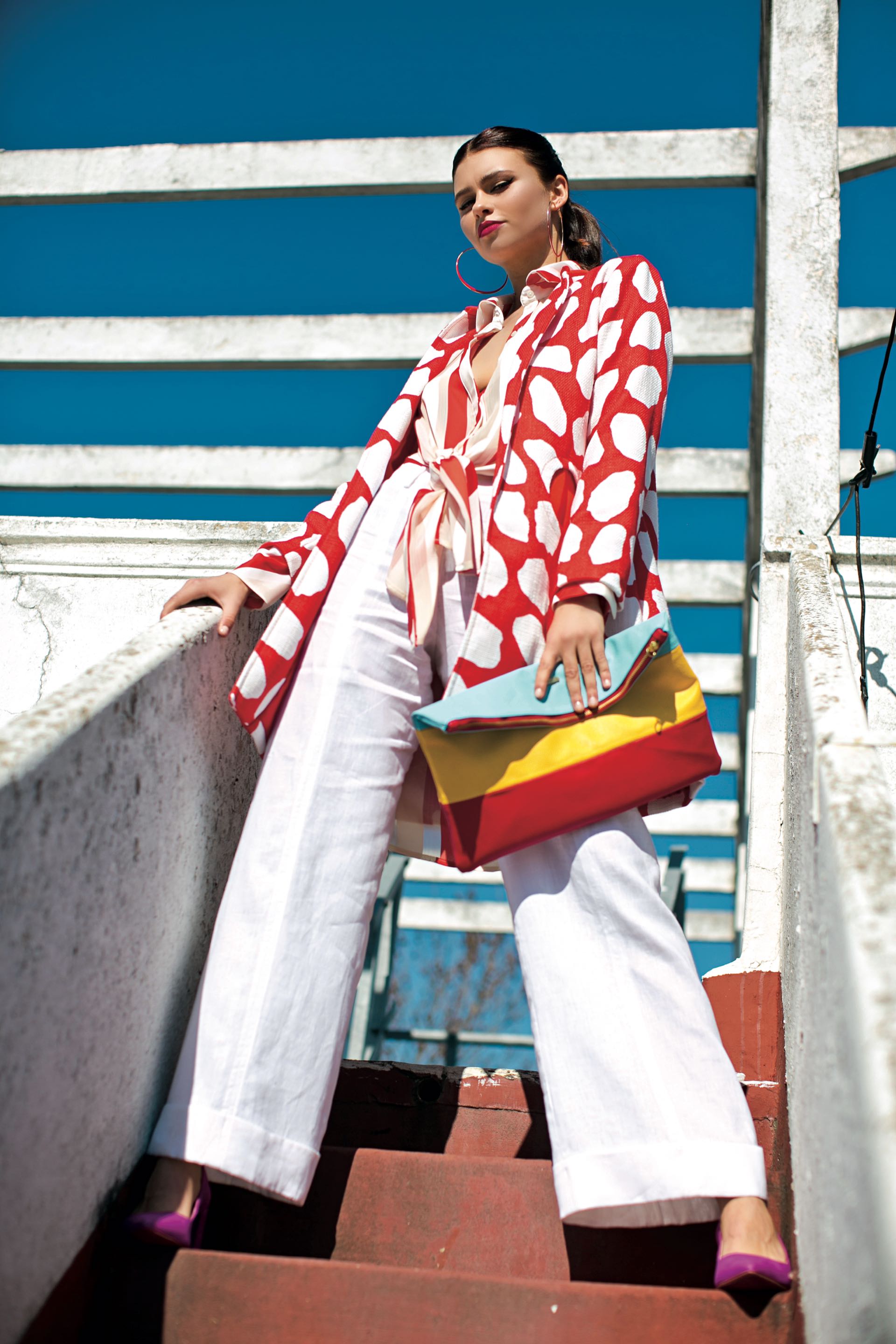 Tapado 7/8 ($ 5.900, Vevû), camisa rayada de seda ($ 2.800, Melocotón), pantalón de lino ($ 4.000, Mónica Socolovsky para Sathya), zapatos ($ 4.250, Sofi Martiré) y sobre rayado ($ 1.200, Lovitta). (Foto: Sebastián Cid/ Para Ti)